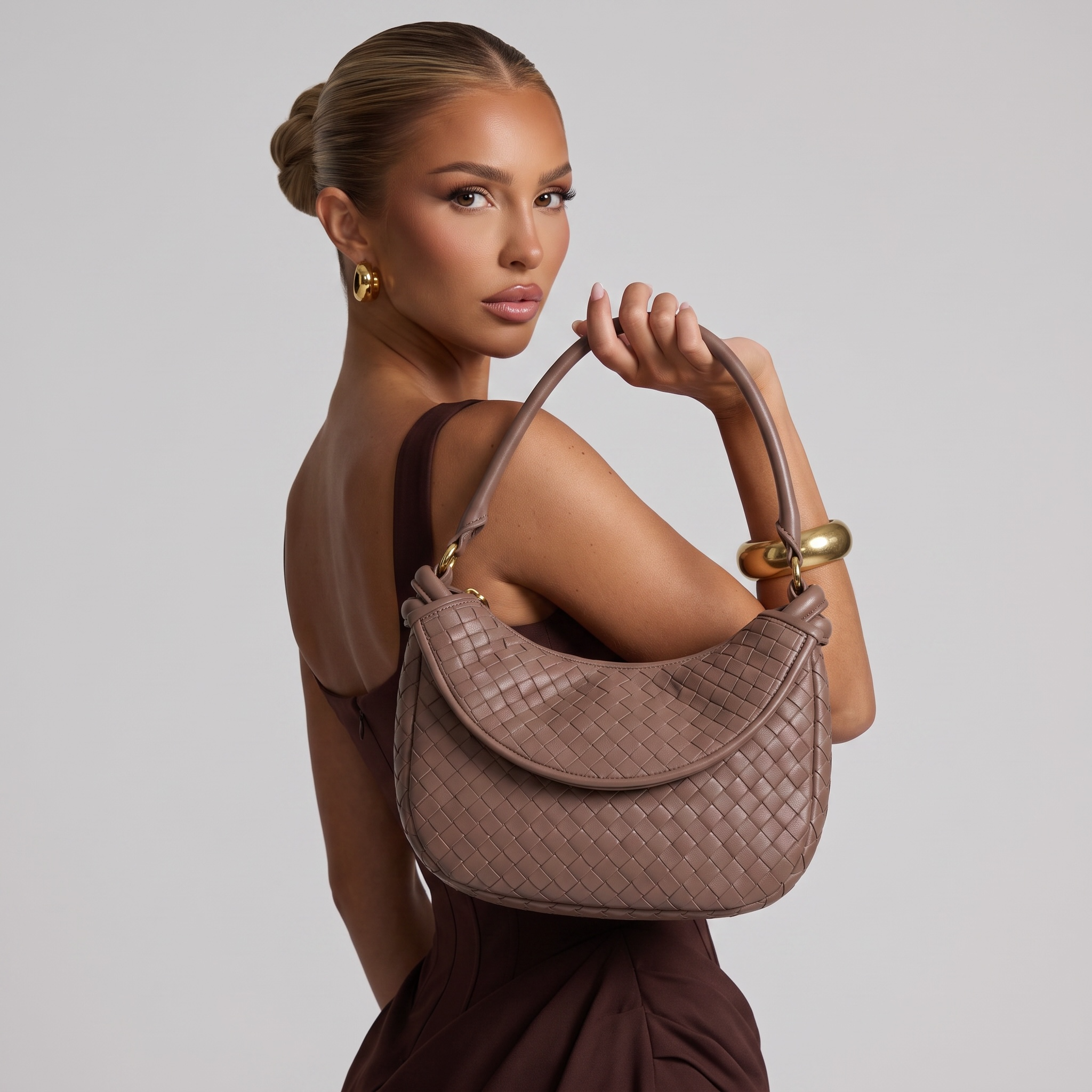 Bottega Veneta Woven Shoulder Bag – Classic Intrecciato Leather (Brown) ✨👜