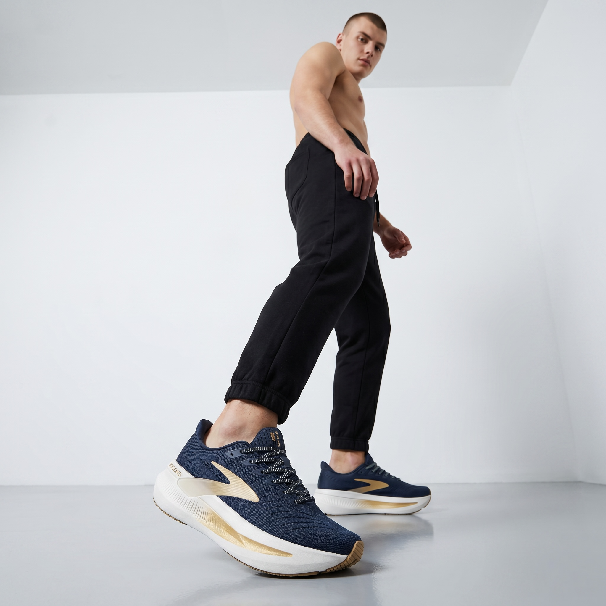 👟💙 Brooks Running Navy Gold Performance Sneakers – Lightweight Comfort Running Shoes ⚡