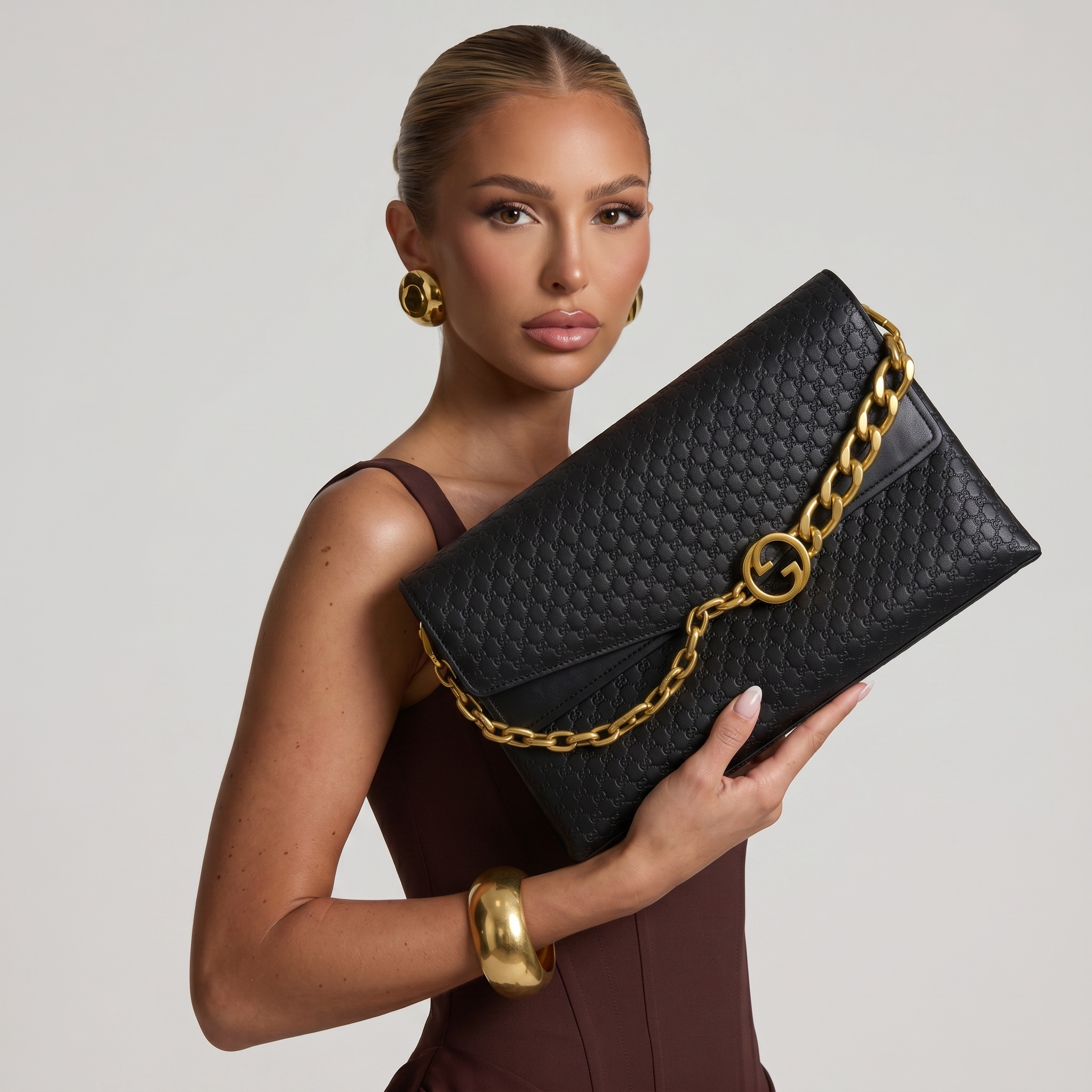 Gucci Signature Chain Clutch Bag 🖤✨
