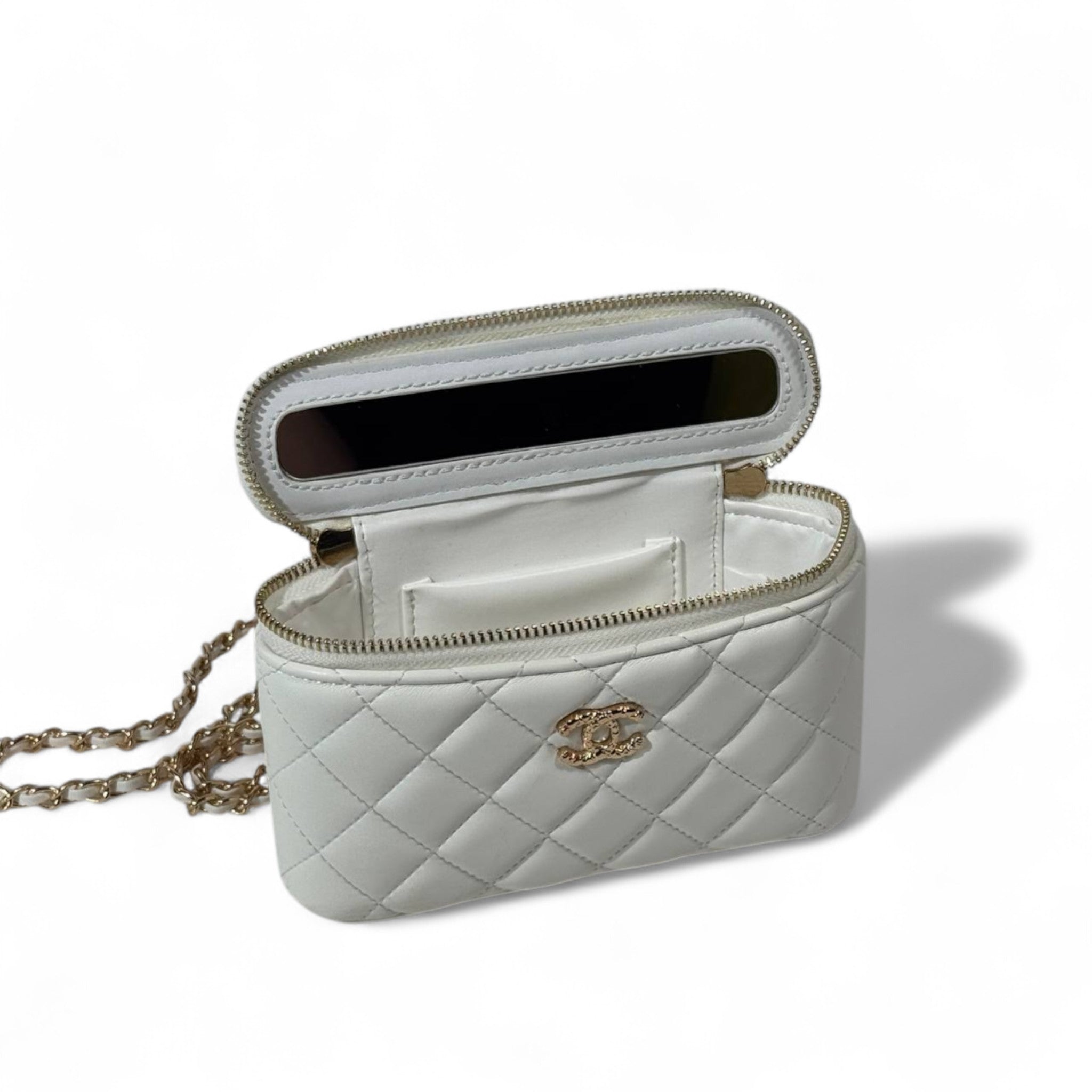 Chanel White Quilted Mini Vanity Bag – Gold Chain Handle & CC Logo 🕊️