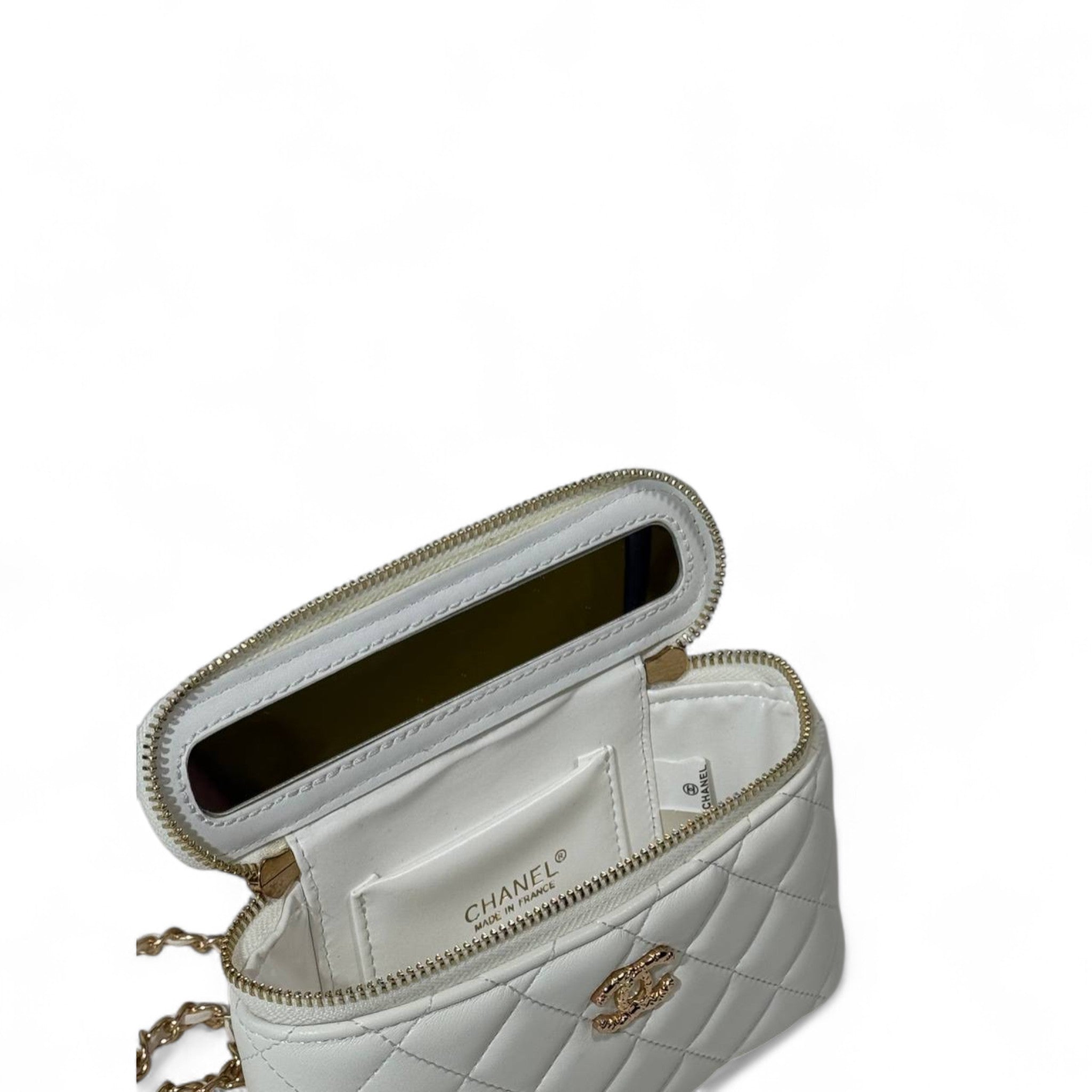 Chanel White Quilted Mini Vanity Bag – Gold Chain Handle & CC Logo 🕊️