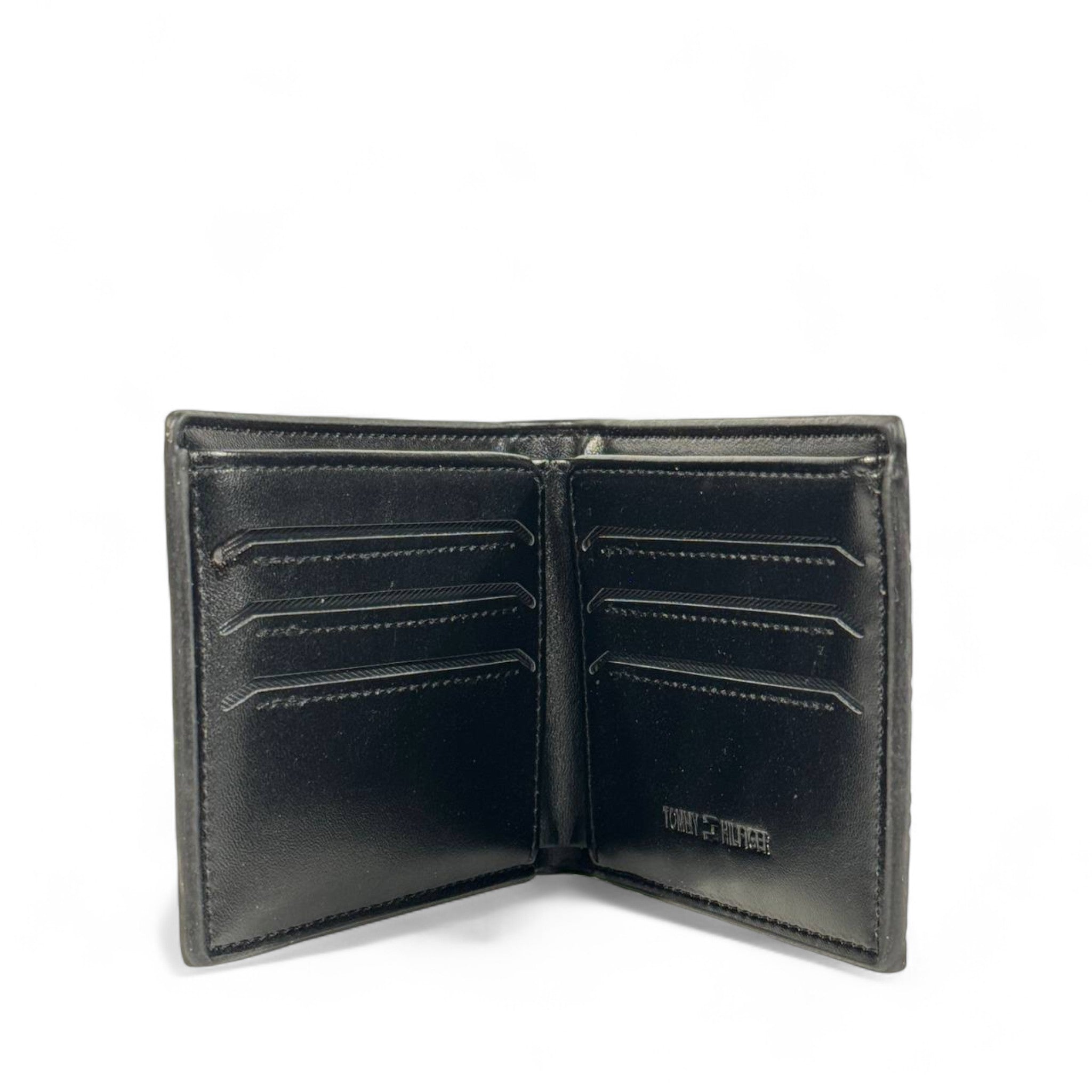 🖤 Tommy Hilfiger Black Embossed Logo Leather Bifold Wallet – Flag Logo