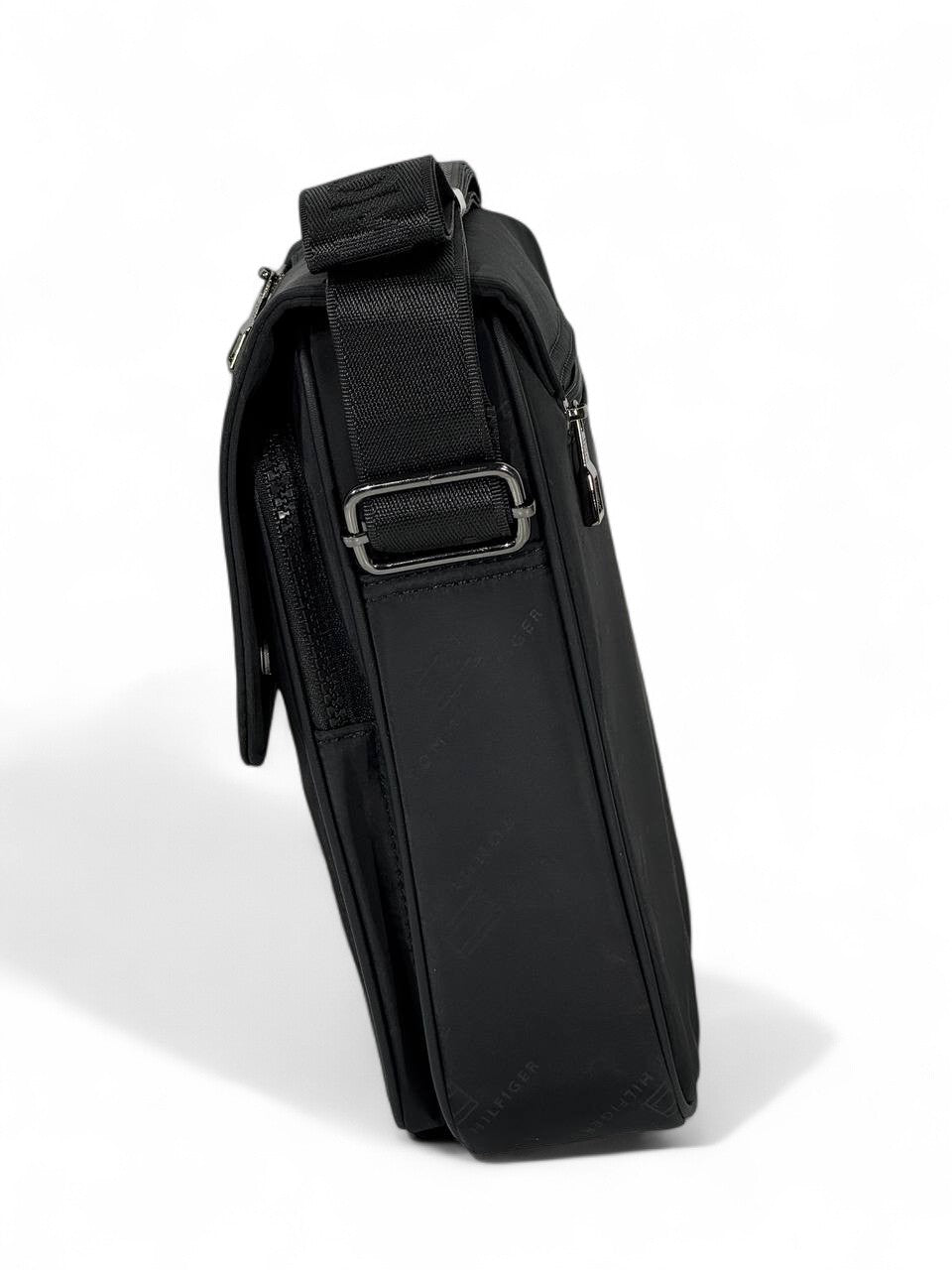 🖤 Tommy Hilfiger Black Logo Crossbody Bag – Premium Flap Design