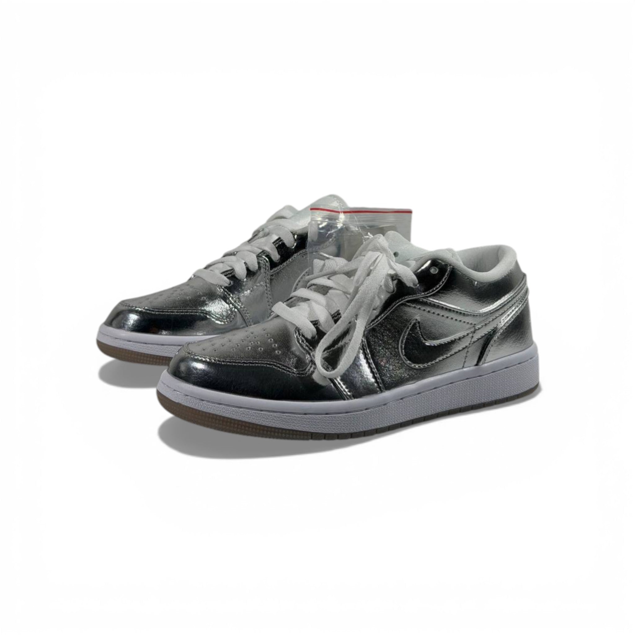 Nike Metallic Silver Sneakers 👟✨💎 Luxury Street Style Shoes – Women Fashion Trainers 🩶🔥