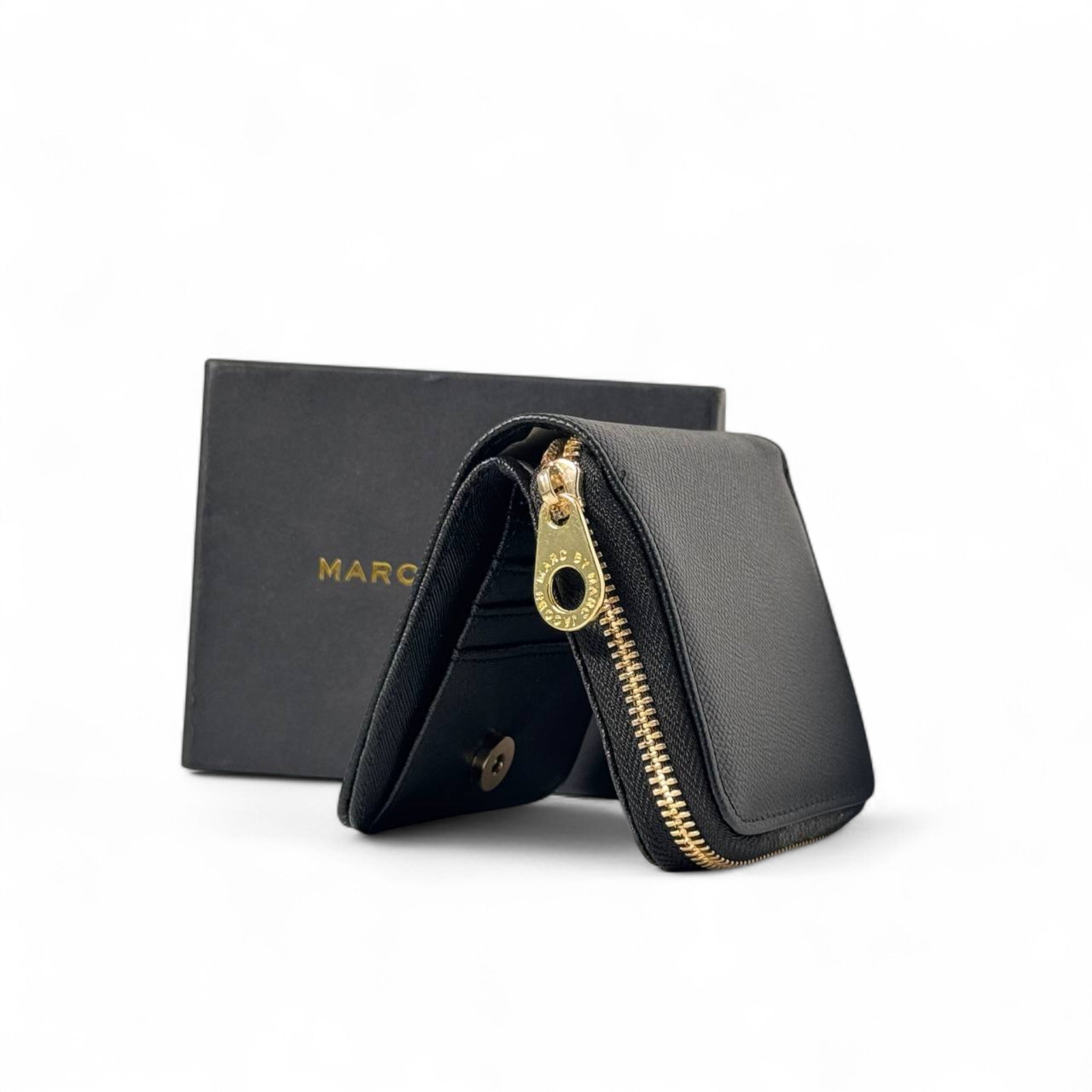 🖤 Marc Jacobs Zip-Around Compact Wallet – Black Elegance 🖤