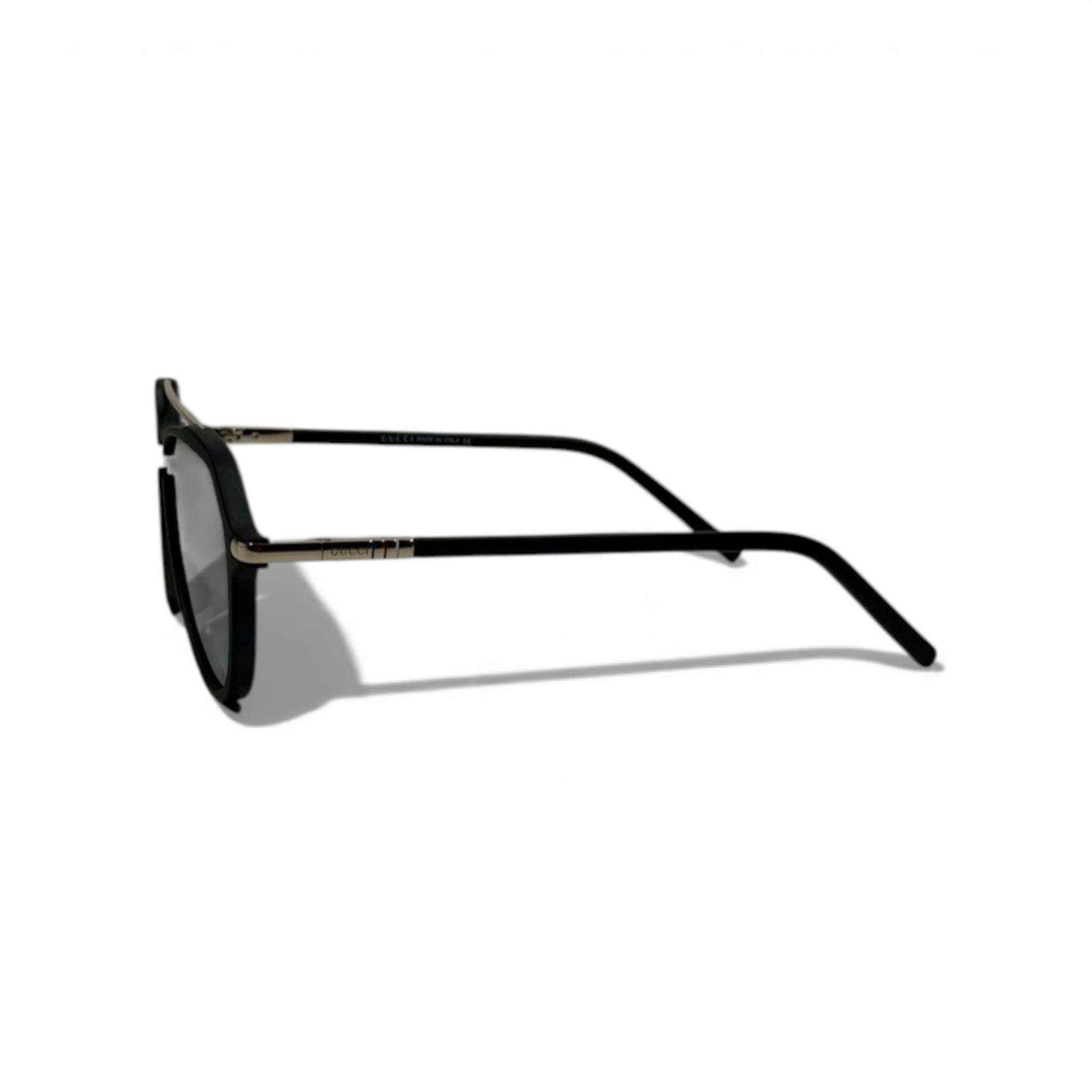 Gucci Luxury Aviator Sunglasses – Black Frame with Gold Bridge Detail 🕶️✨