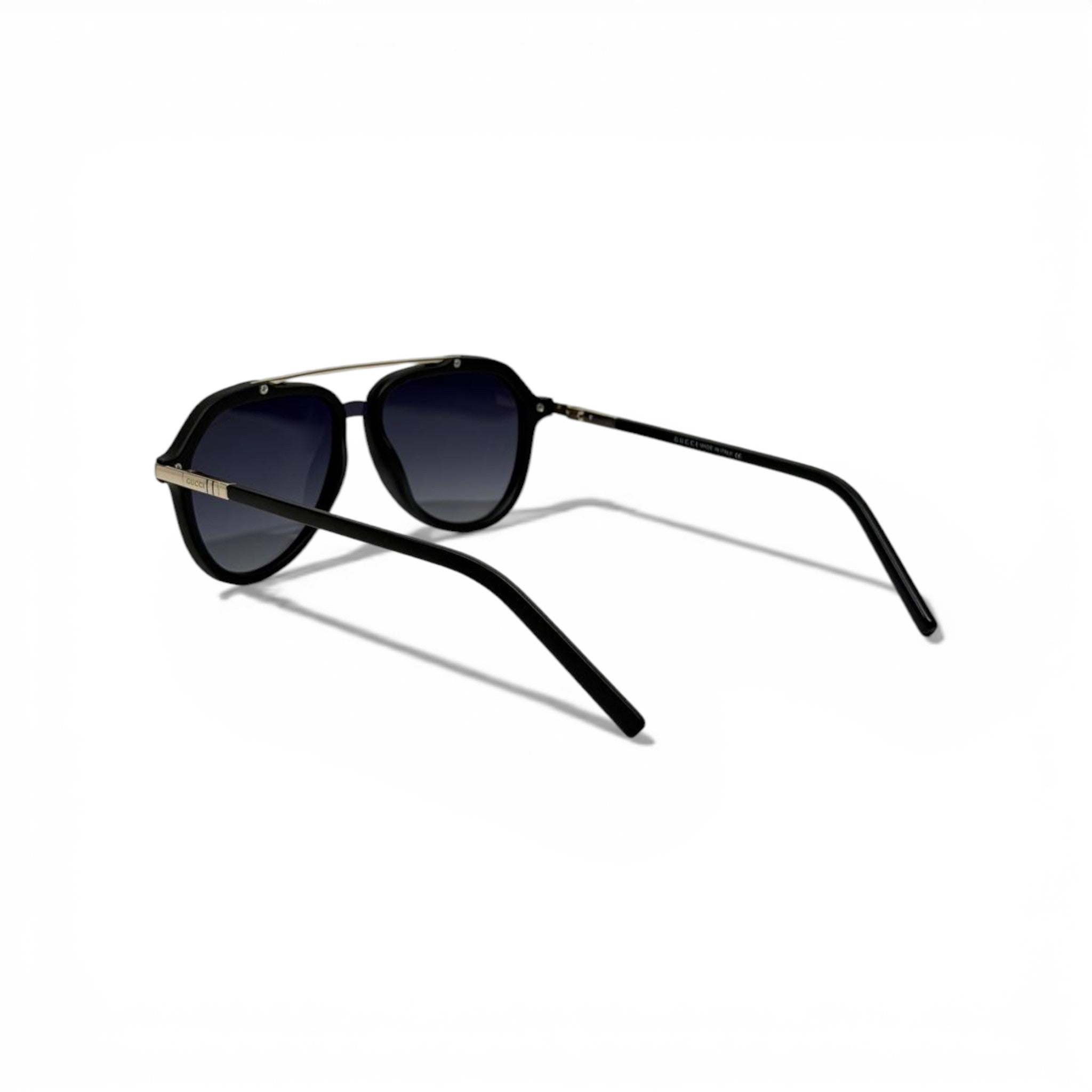 Gucci Luxury Aviator Sunglasses – Black Frame with Gold Bridge Detail 🕶️✨