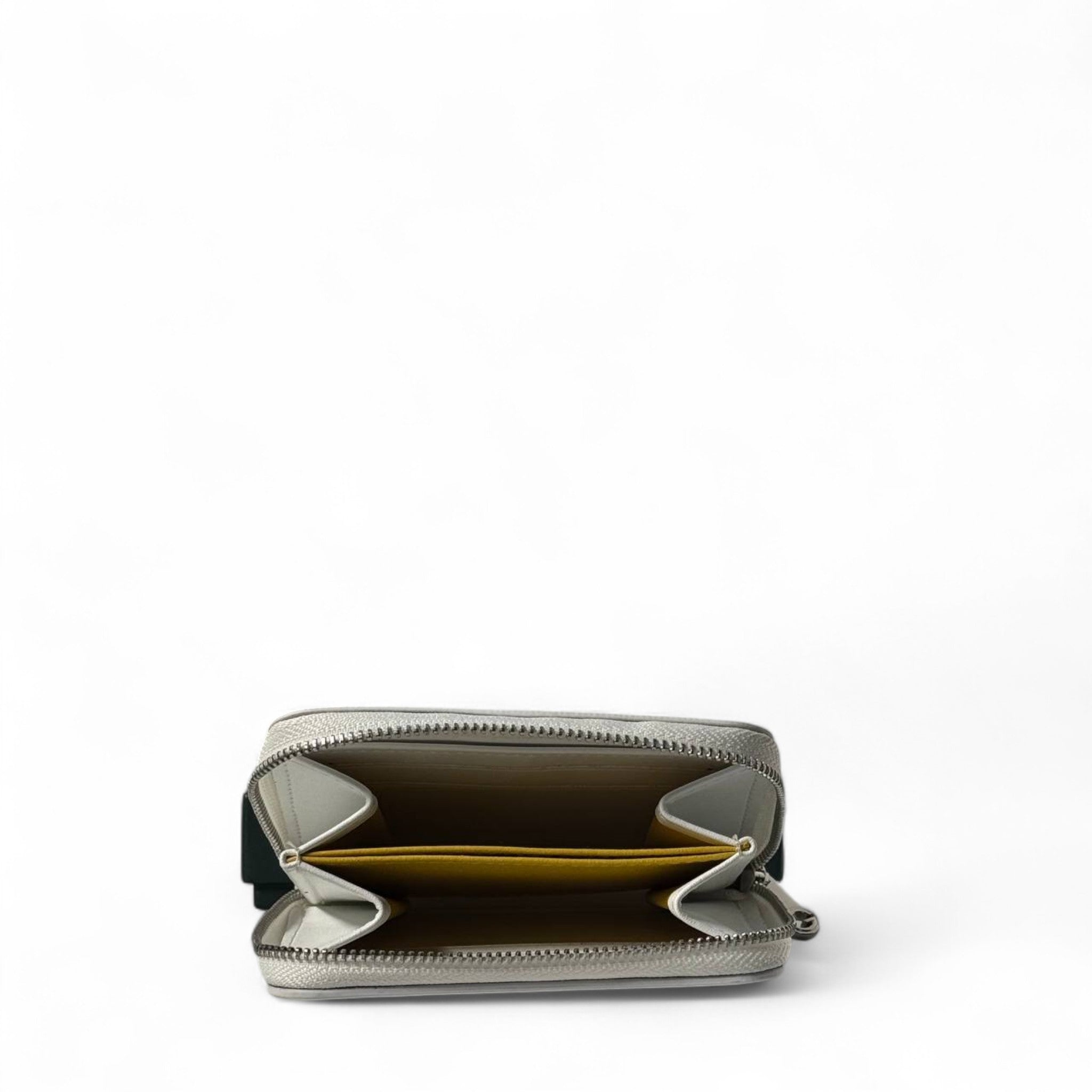 🤍 Goyard Grey Zip Wallet – Minimalist Luxury with a Modern Touch 🤍