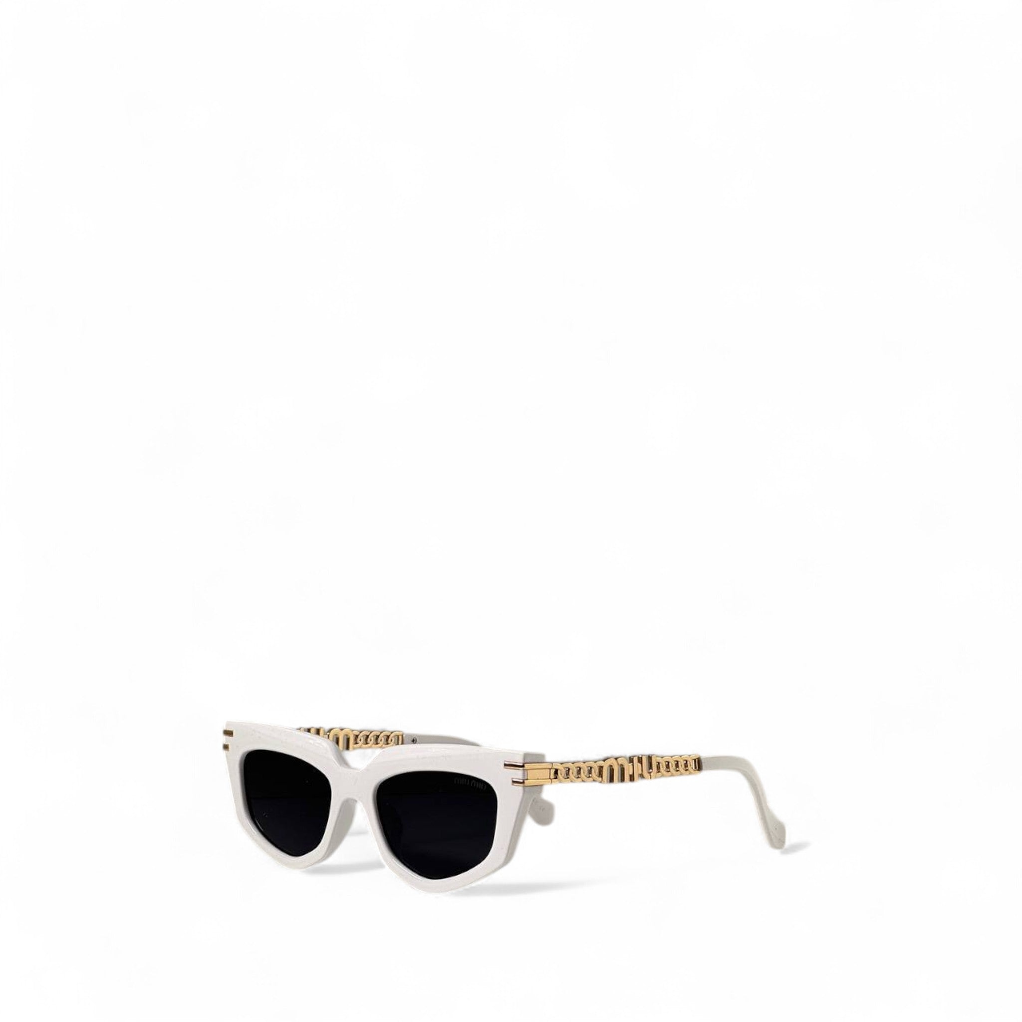 🤍 Miu Miu White Sunglasses – Gold Chain Temple Edition 👛✨