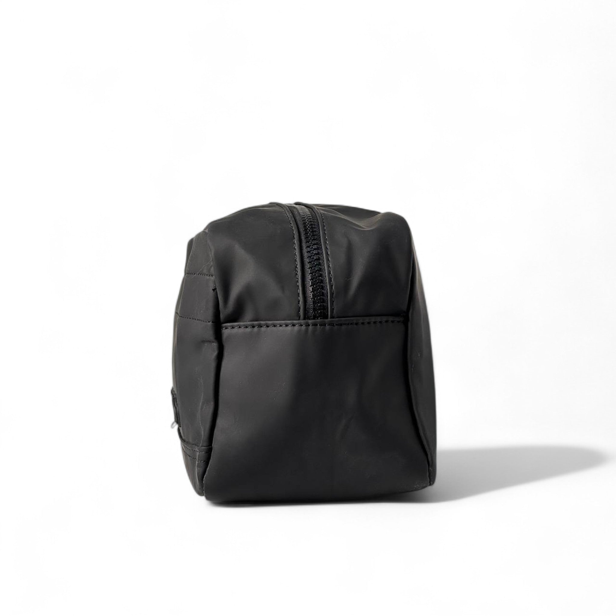 🖤 Calvin Klein Black Toiletry Bag – Sleek Travel Companion for the Modern Minimalist ✈️🧼