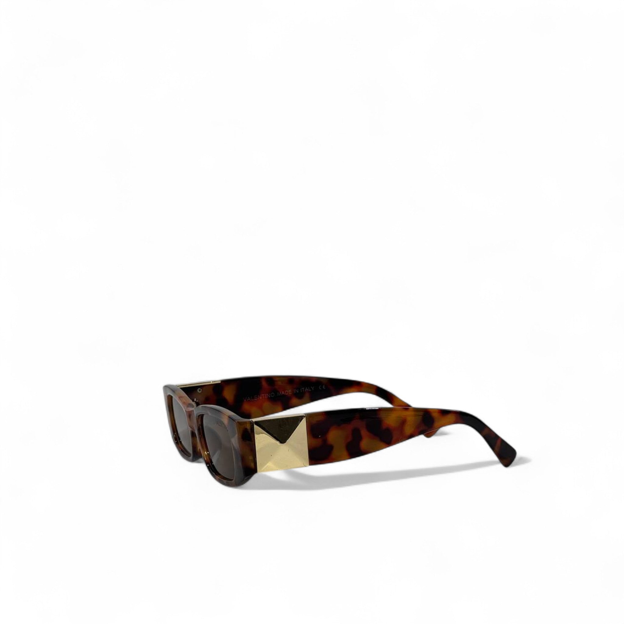 🤎 Valentino Garavani Rockstud Tortoiseshell Sunglasses – Bold Italian Luxury ✨