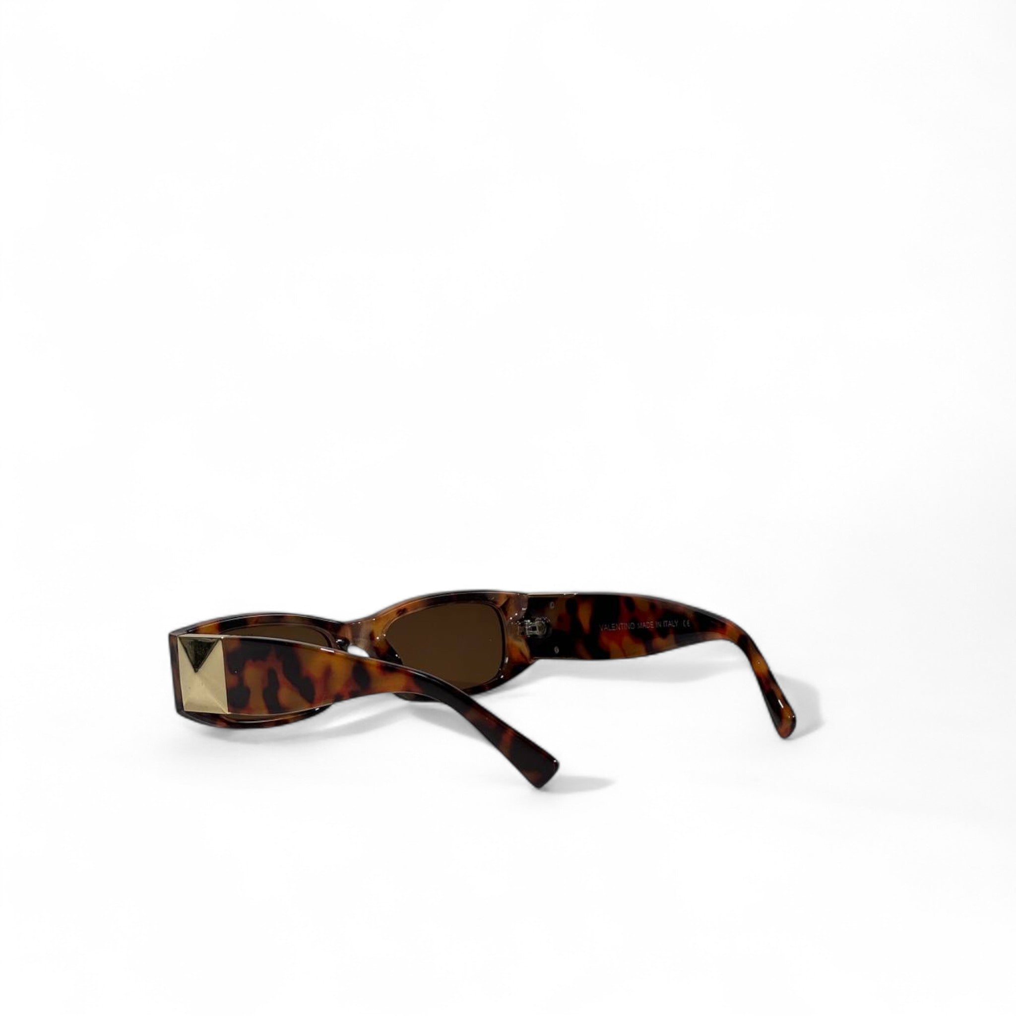 🤎 Valentino Garavani Rockstud Tortoiseshell Sunglasses – Bold Italian Luxury ✨