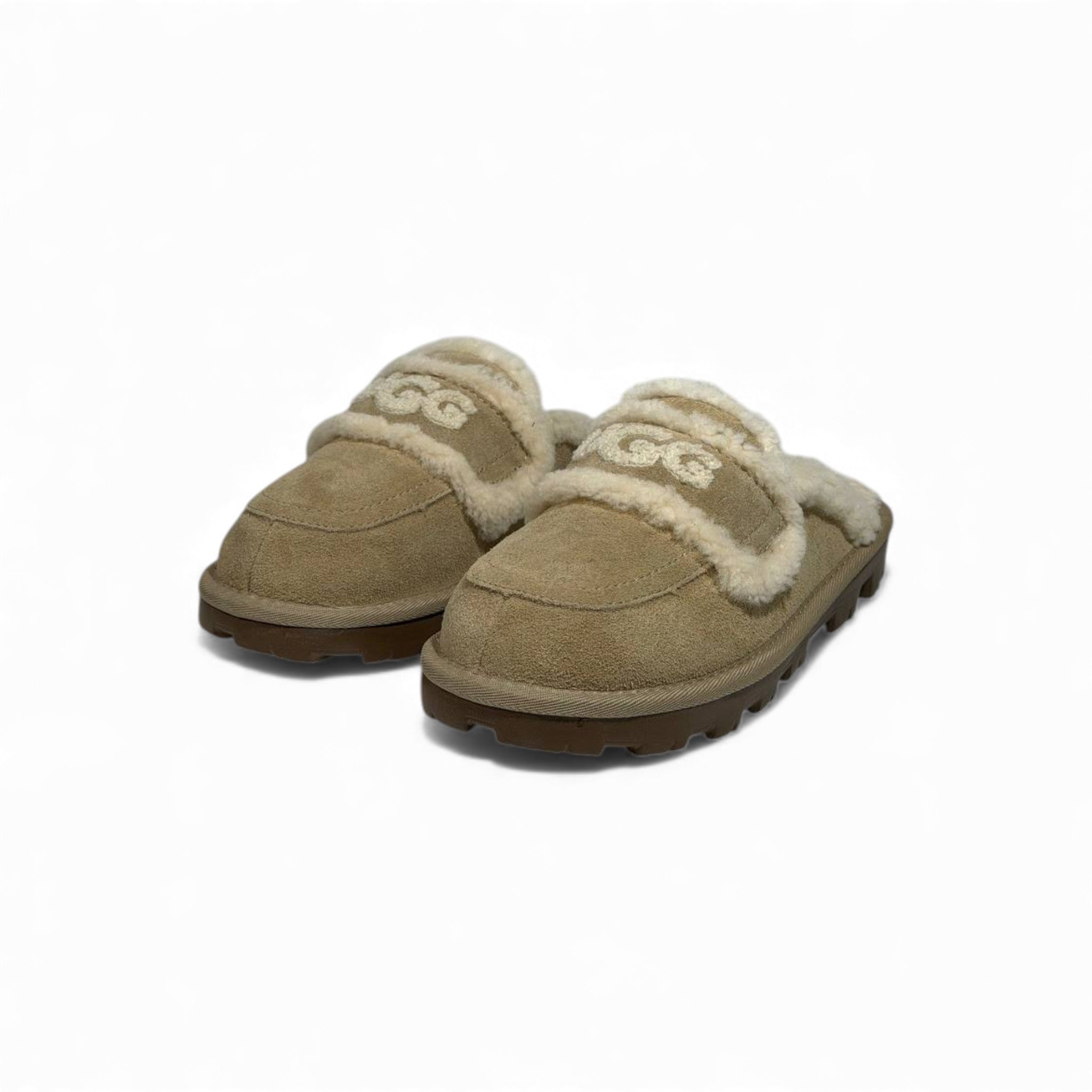 UGG Cozy Logo Slippers – Chestnut Shearling Comfort 🤎❄️