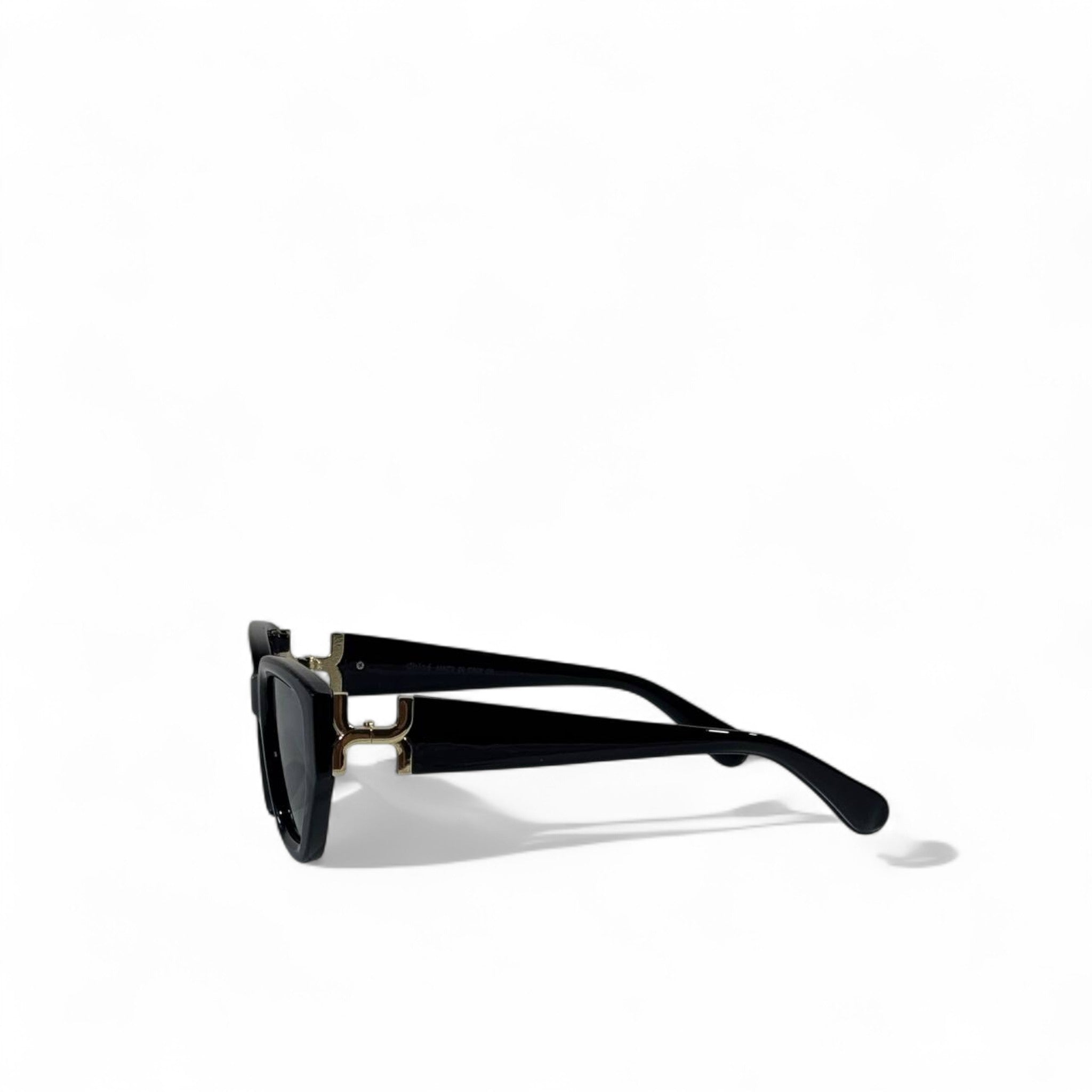 ✨ Chloé Sunglasses – Black Cat-Eye Frame with Gold “C” Logo 🖤👑