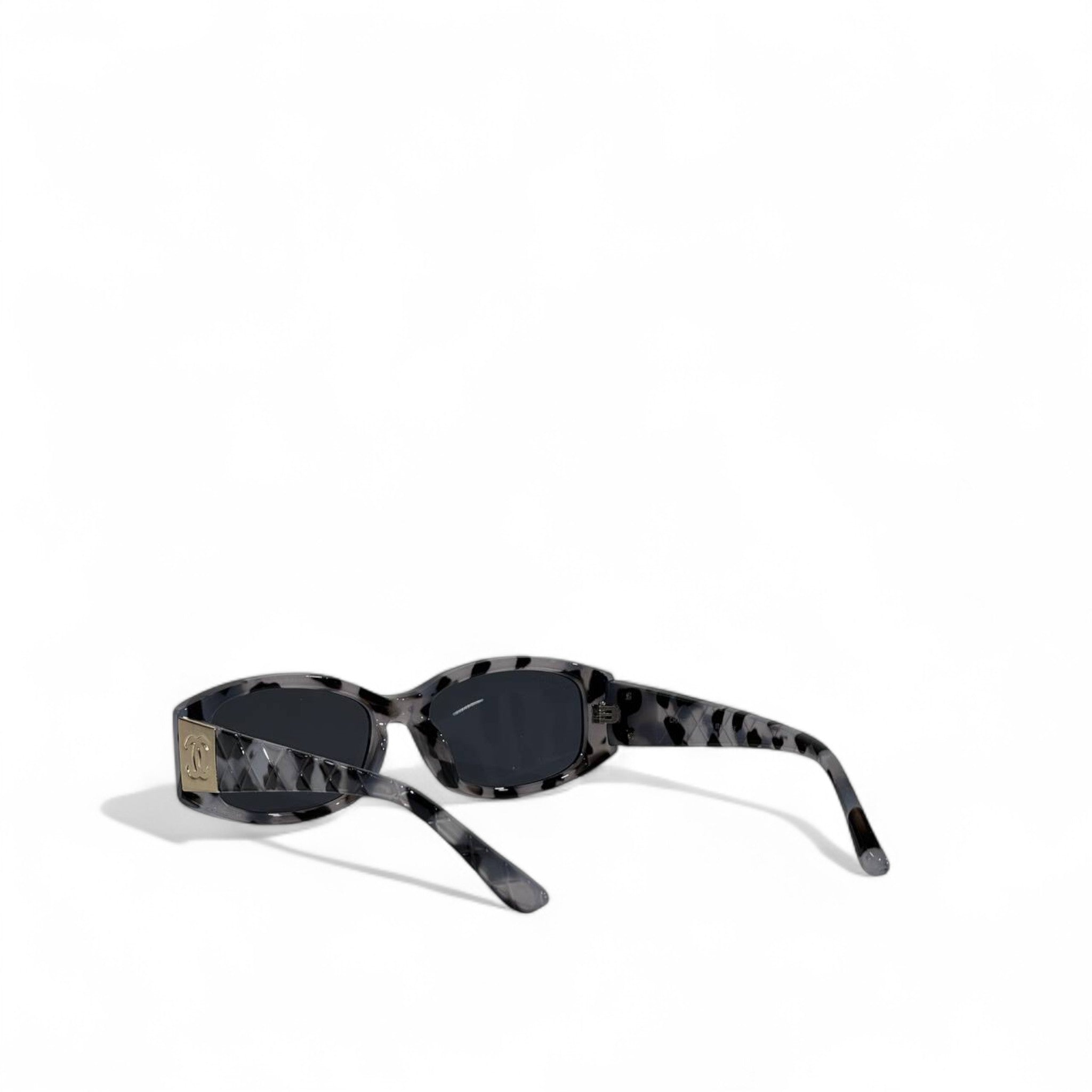 ✨ Chanel Sunglasses – Marbled Black & Grey Frame with Gold CC Logo 🖤💎