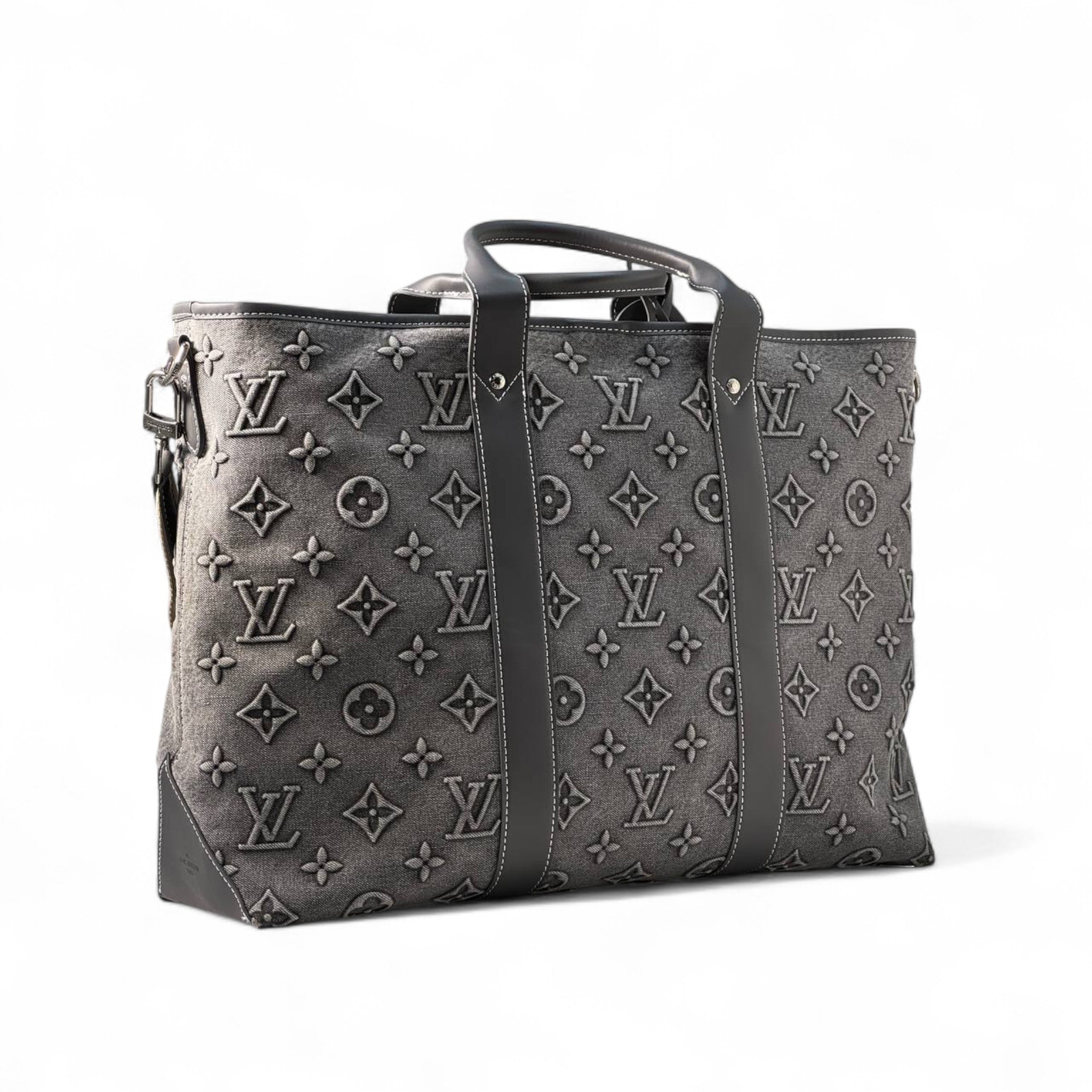 Louis Vuitton Monogram Oversized Tote – Grey Canvas Edition 🖤🧳
