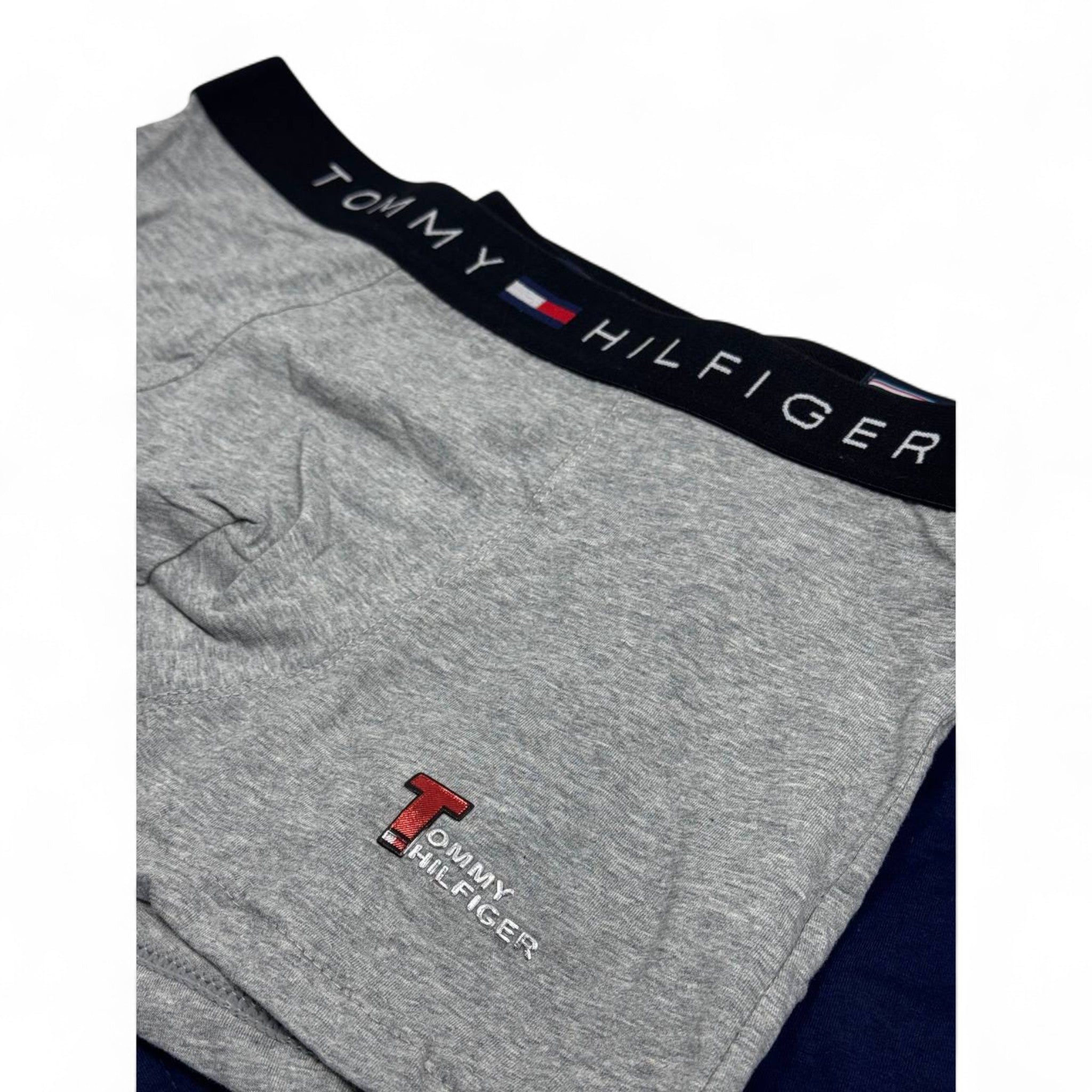 🩳 Tommy Hilfiger Men’s Boxer Briefs – 3-Pack Signature T Logo Set (Grey, Navy, Black) 🇺🇸