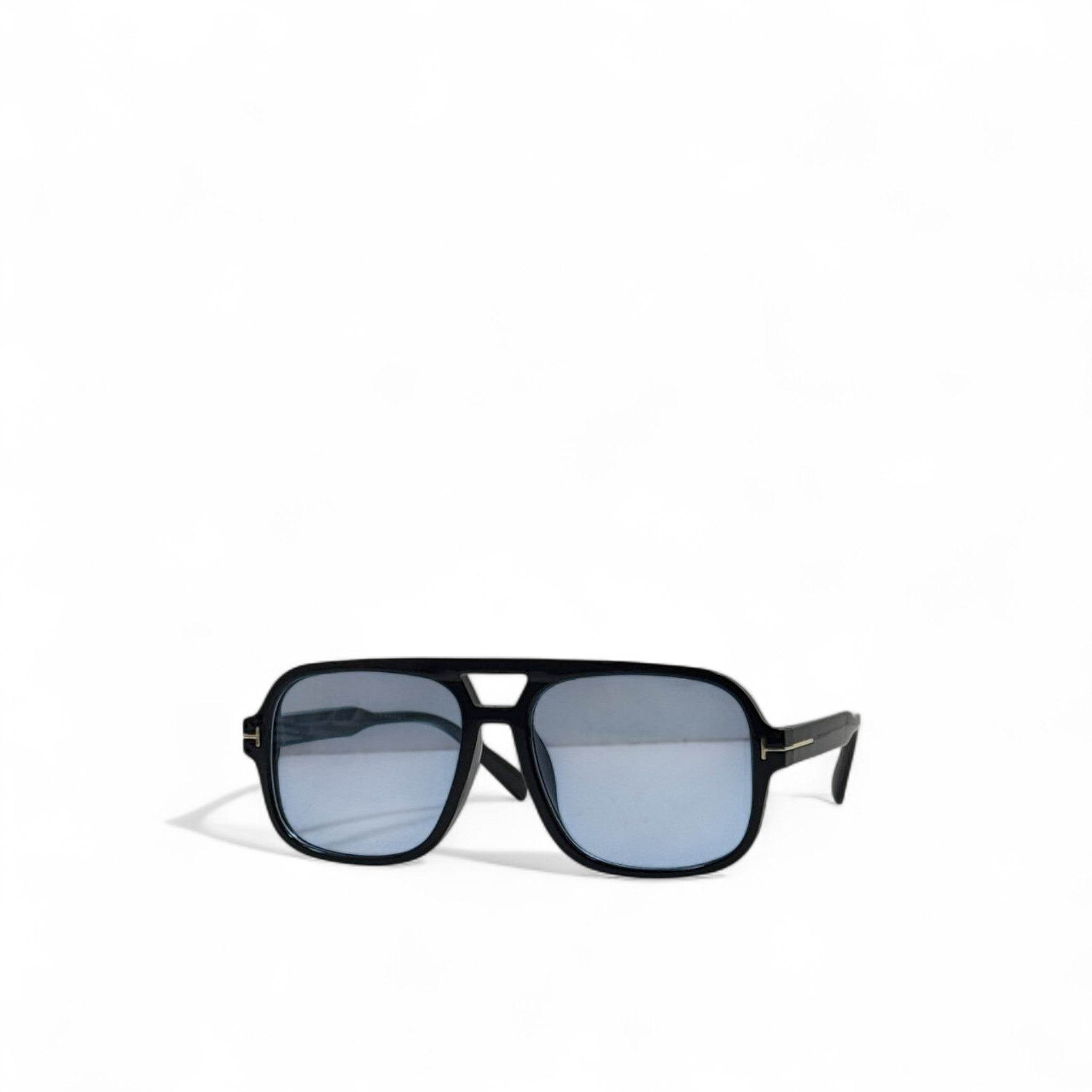 Tom Ford Aviator-Style Sunglasses – Icy Blue Lens & Jet Black Frame ❄️🖤