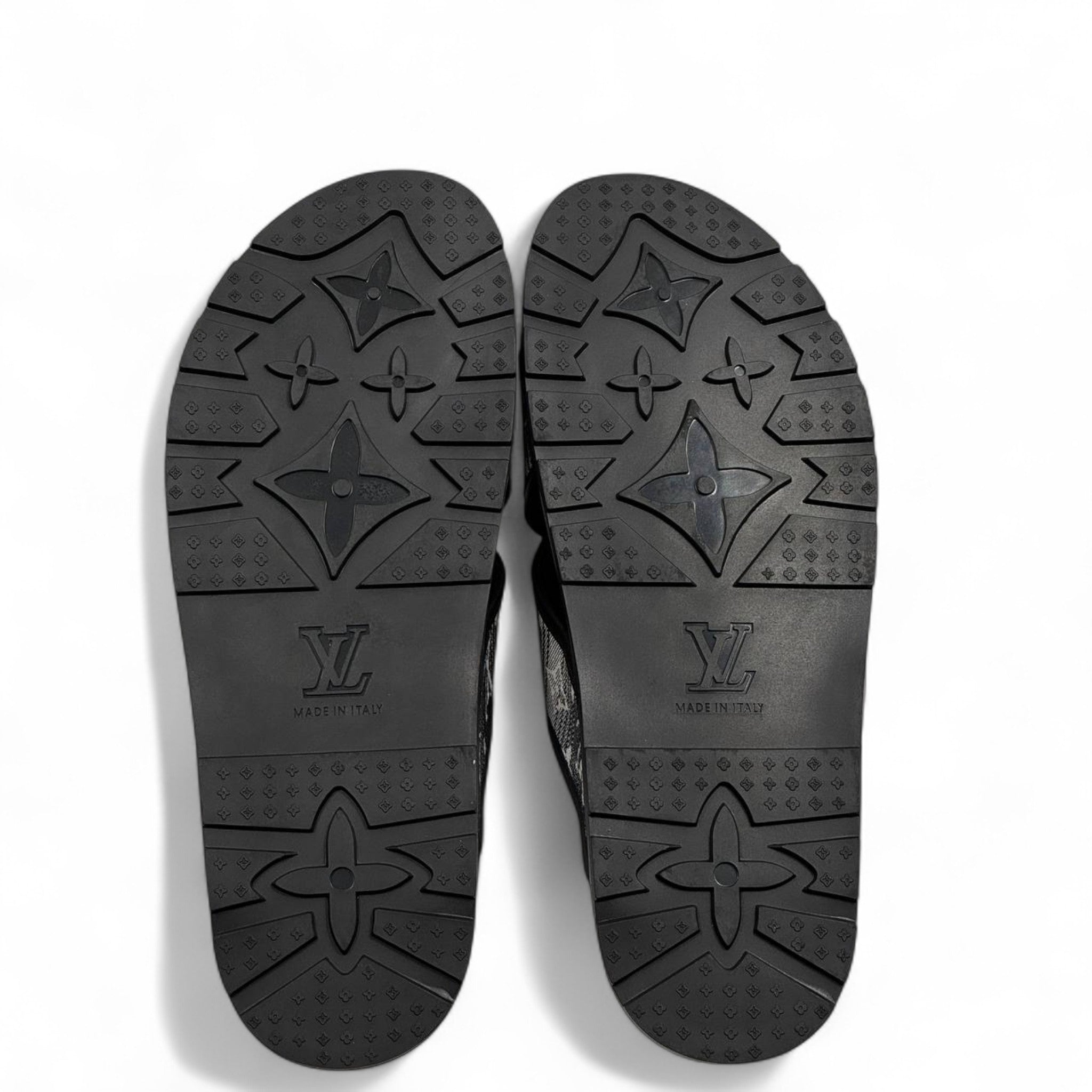Louis Vuitton Monogram Slide Slippers – Black & Grey Signature Look 👟✨