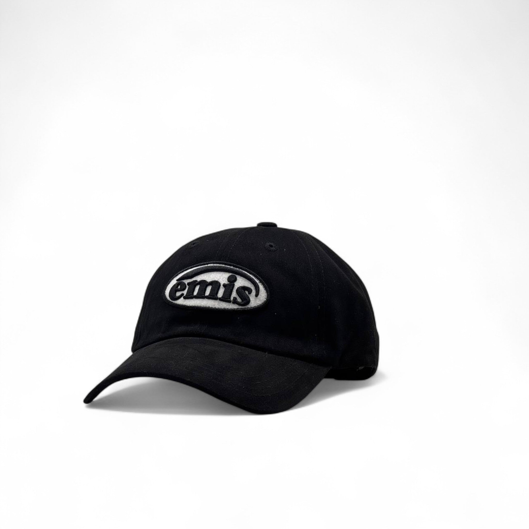 emis’ Black Logo Cap – Korean Minimal Streetwear 🧢🇰🇷