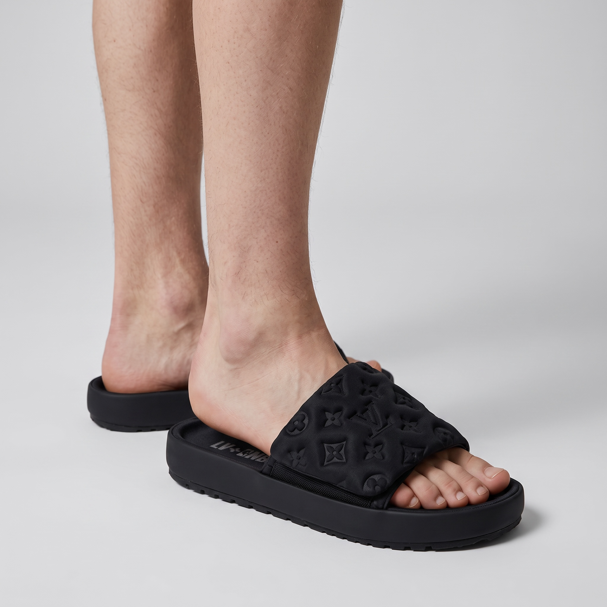 LOUIS VUITTON Luxury Black Monogram Slide Sandals – Embossed Design & Minimal Premium Style 👟