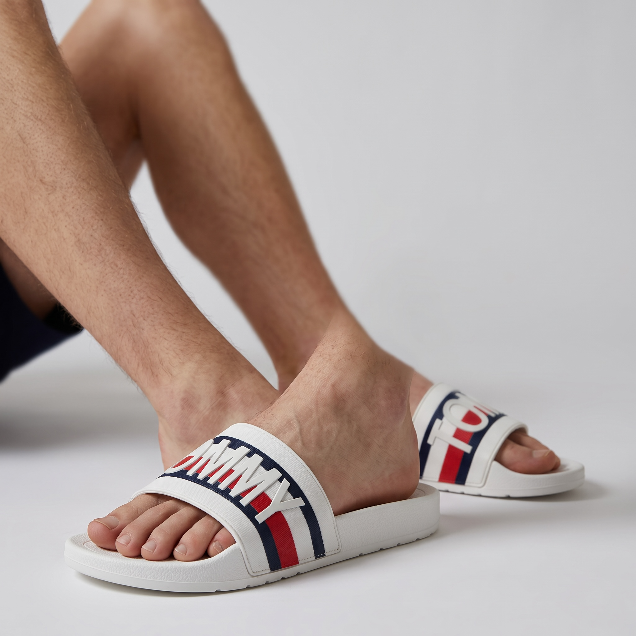 🟥🟦 Tommy Hilfiger White Slides – Bold Logo Design 🇺🇸