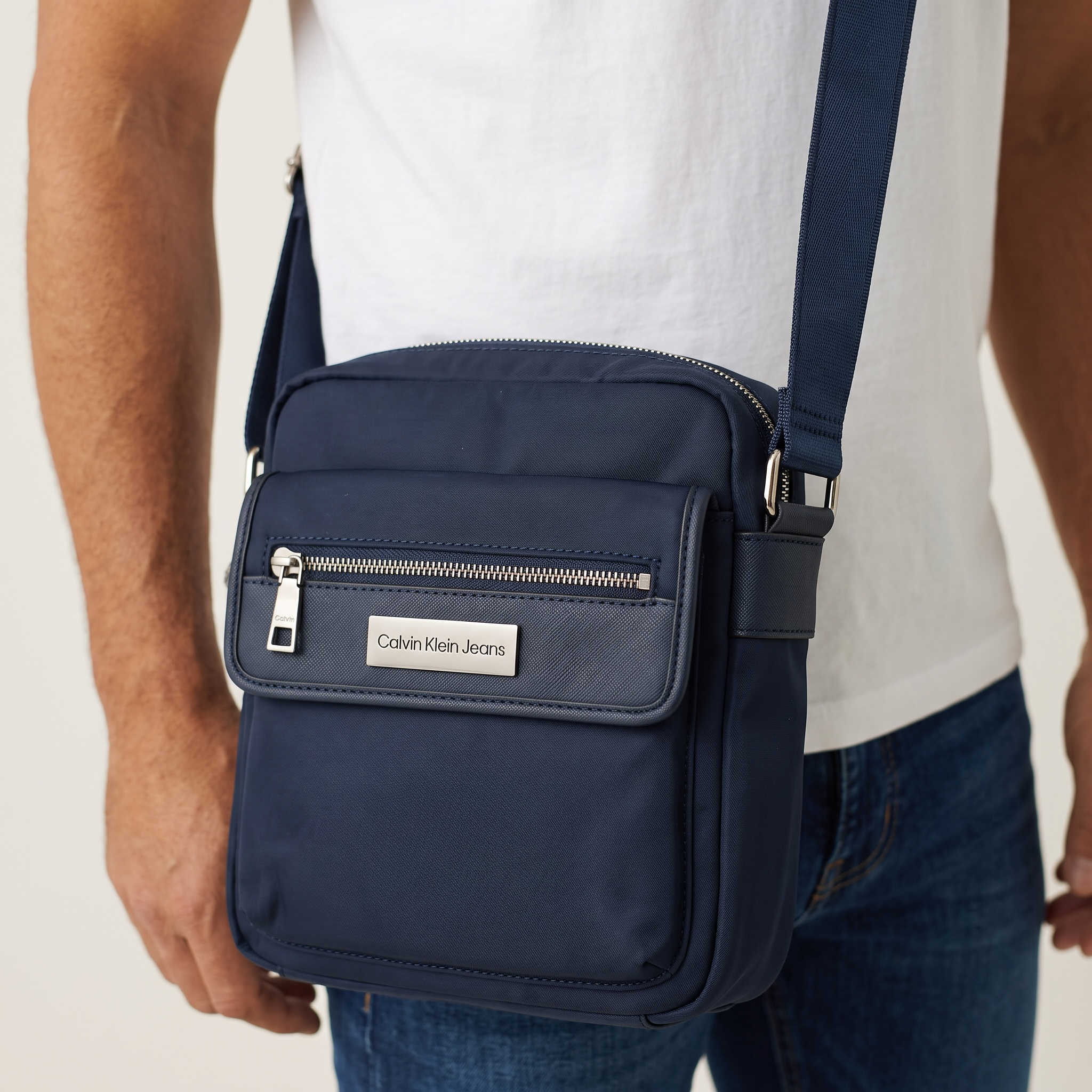 🔵 Calvin Klein Jeans Navy Crossbody – Compact, Sleek & Everyday Ready 💼✨