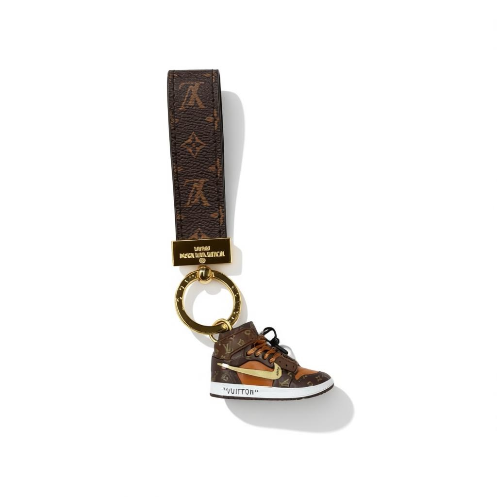 ICONIC LOUIS VUITTON SNEAKER KEYCHAIN – CLASSIC MONOGRAM STREET LUXURY ✨👟🤎