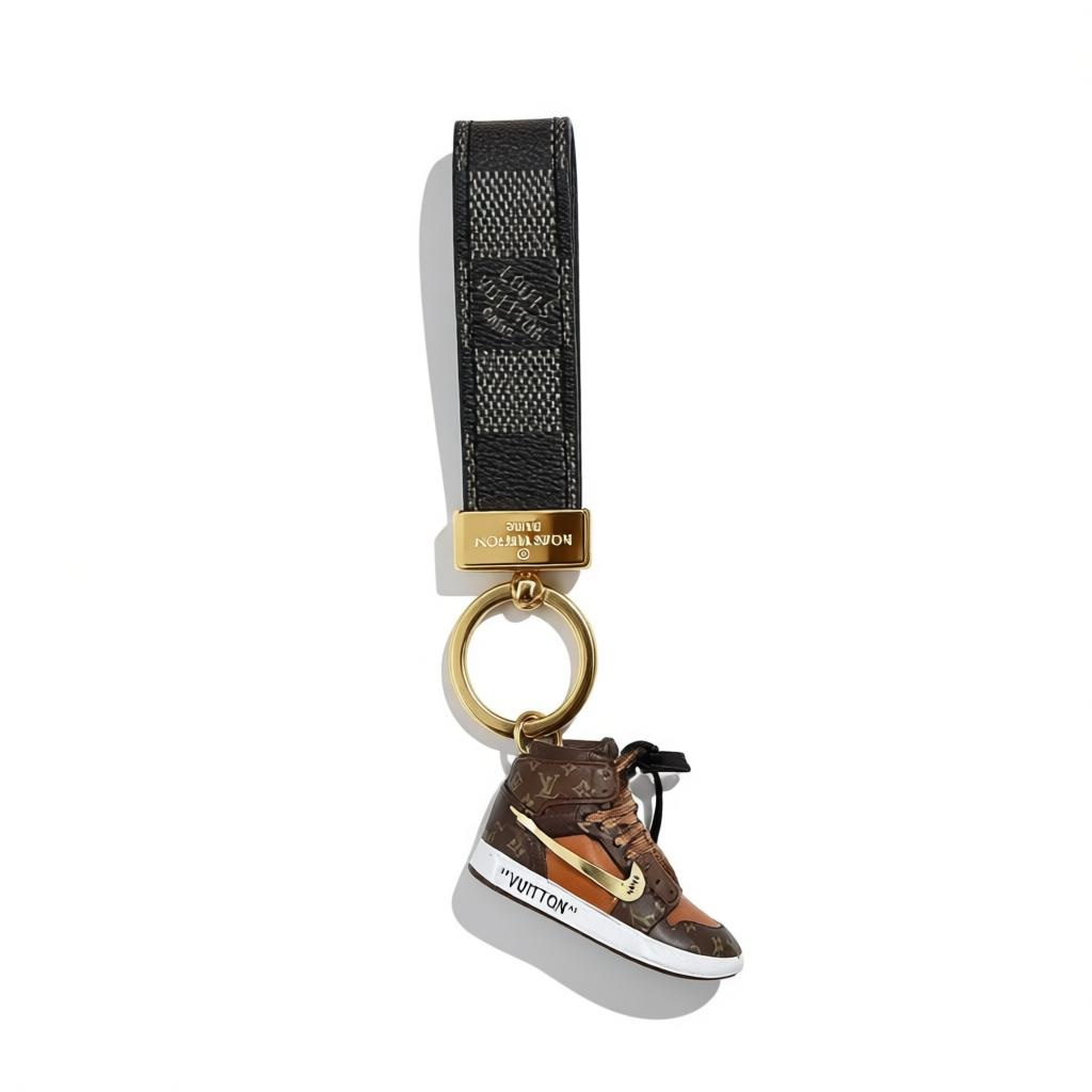 ICONIC LOUIS VUITTON SNEAKER KEYCHAIN – BLACK DAMIER STREET LUXURY ✨👟🖤
