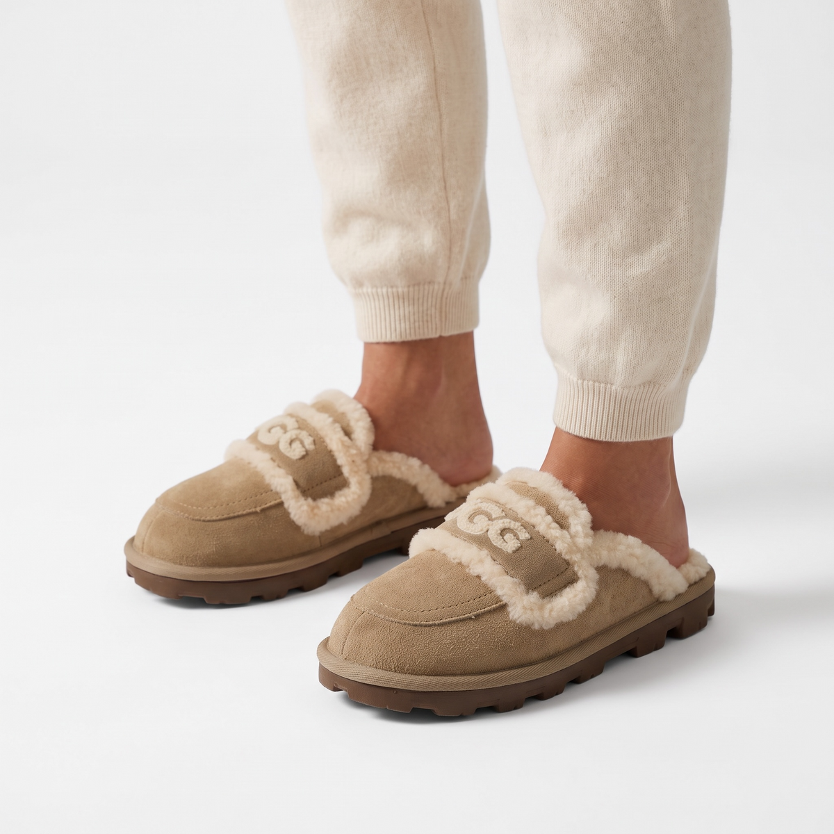 UGG Cozy Logo Slippers – Chestnut Shearling Comfort 🤎❄️