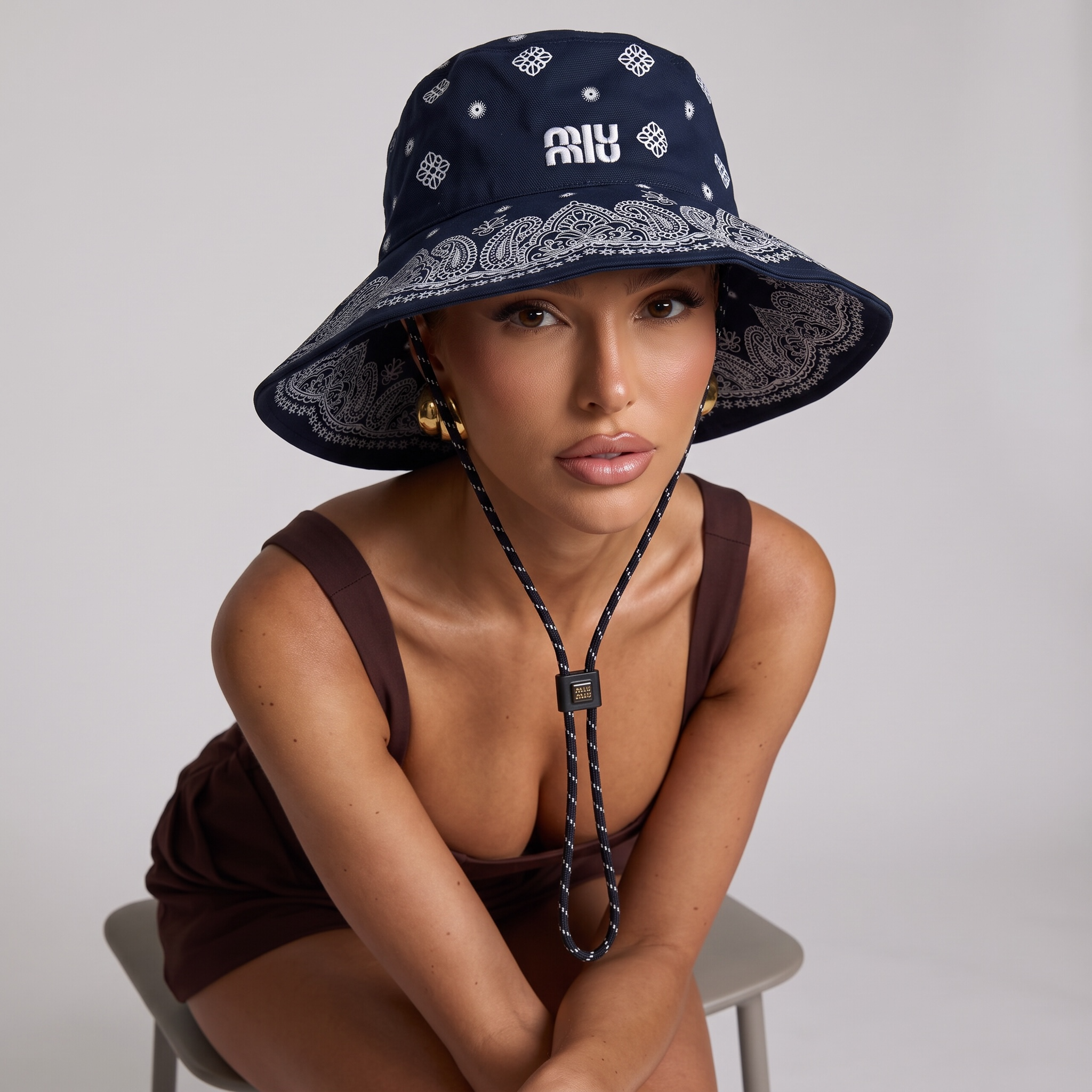 🖤 Miu Miu Bandana-Print Bucket Hat – Chic, Bold & Effortlessly Cool navy 🔵 ✨