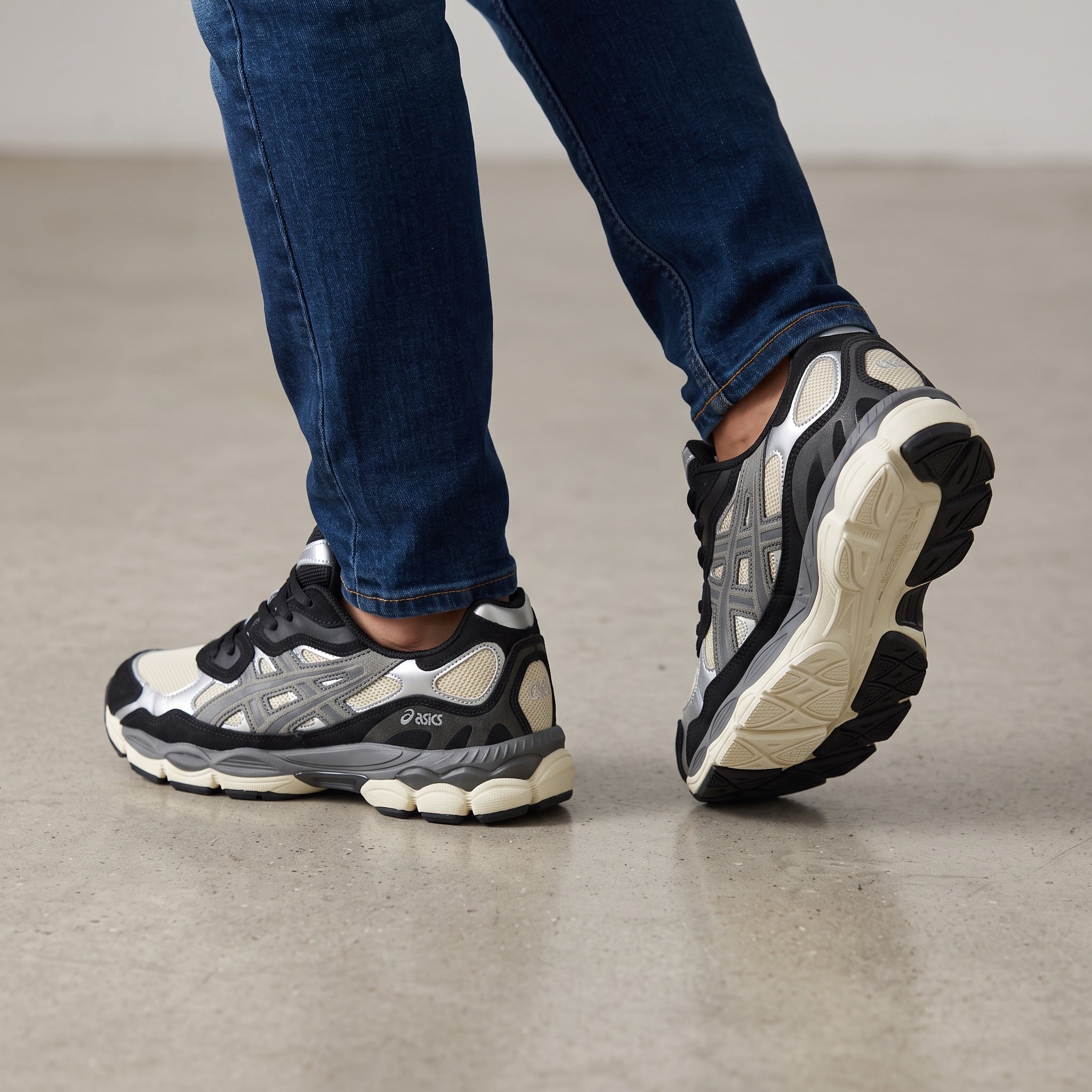 ASICS Chunky Runner – Silver Black Retro Sneaker 👟 - MASTERPIECE