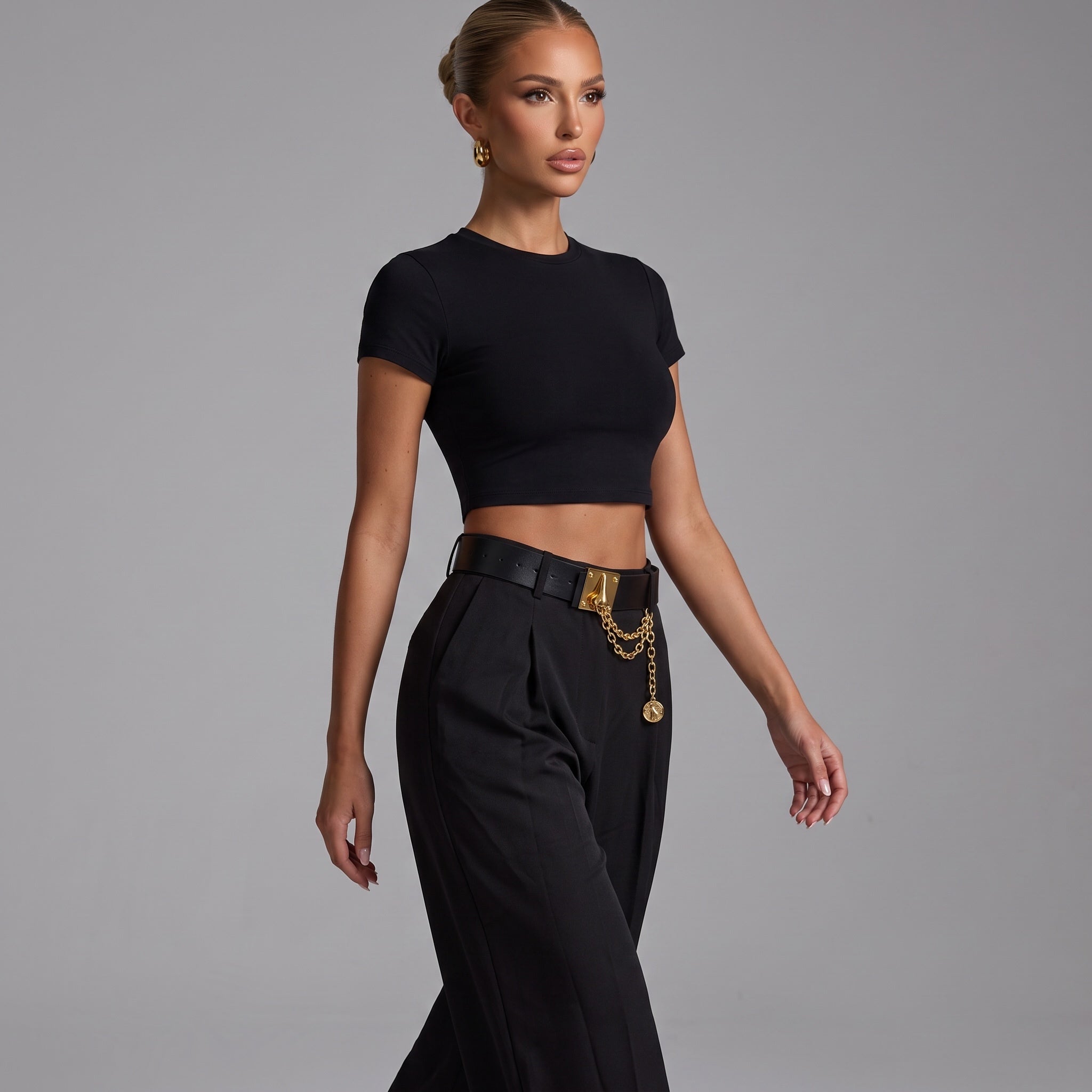 black sleeveless cropped tank top with crew neck