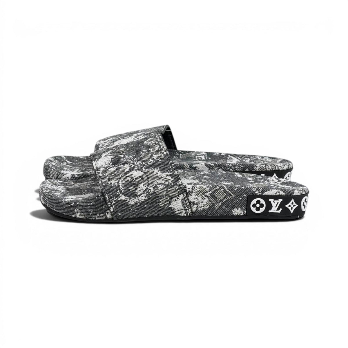 Louis Vuitton Grey Monogram Slide Sandals – Luxury Designer Casual Slippers ✨🩶 - MASTERPIECE