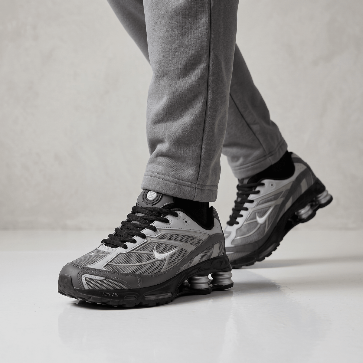 ⚡🩶 Nike Shox R4 Silver Grey Retro Running Sneakers – Y2K Streetwear Cushion Shoes 👟🔥 - MASTERPIECE