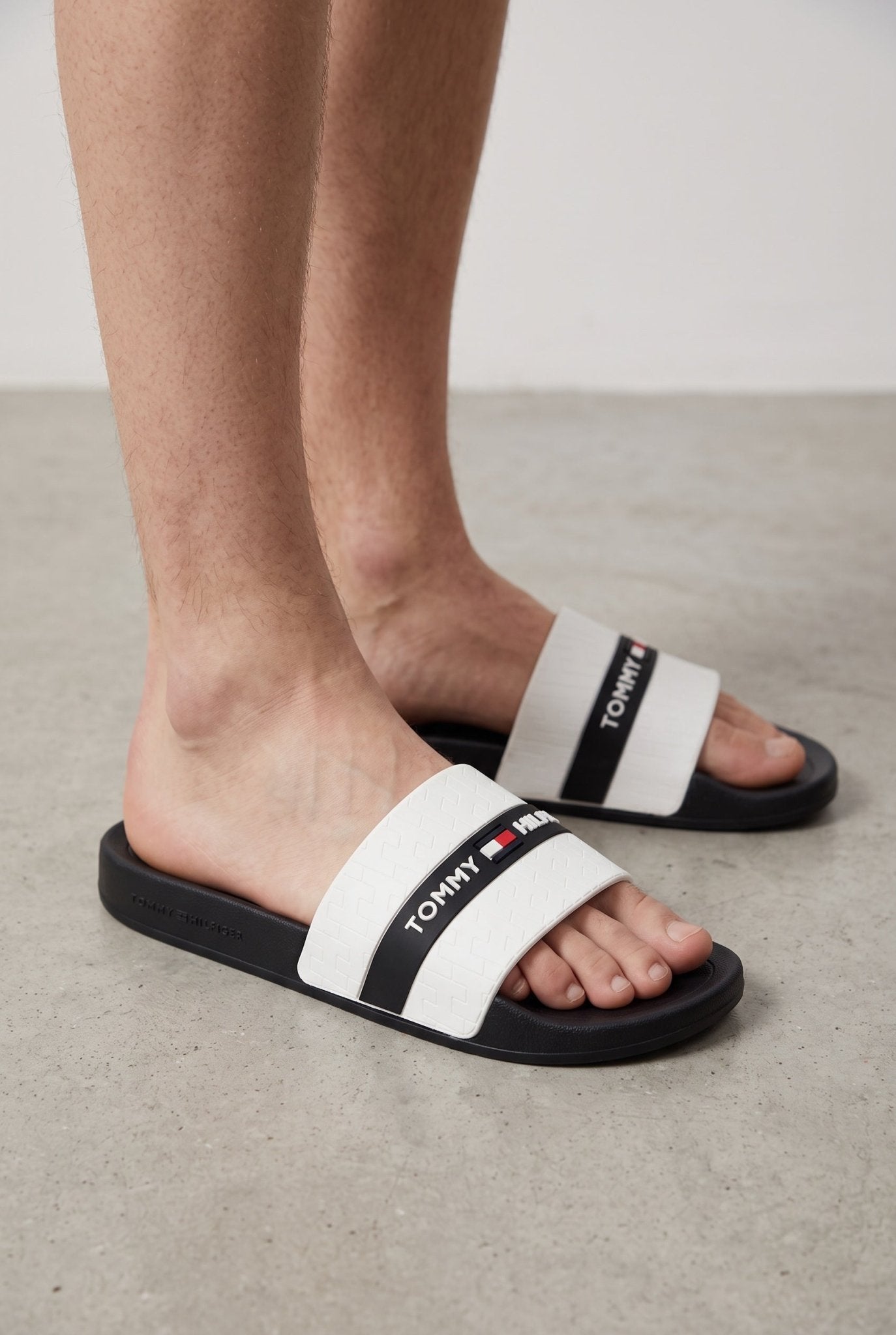 Tommy Hilfiger Logo Pool Slide – White/Black 🩴 - MASTERPIECE