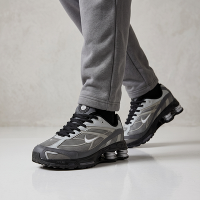 ⚡🩶 Nike Shox R4 Silver Grey Retro Running Sneakers – Y2K Streetwear Cushion Shoes 👟🔥