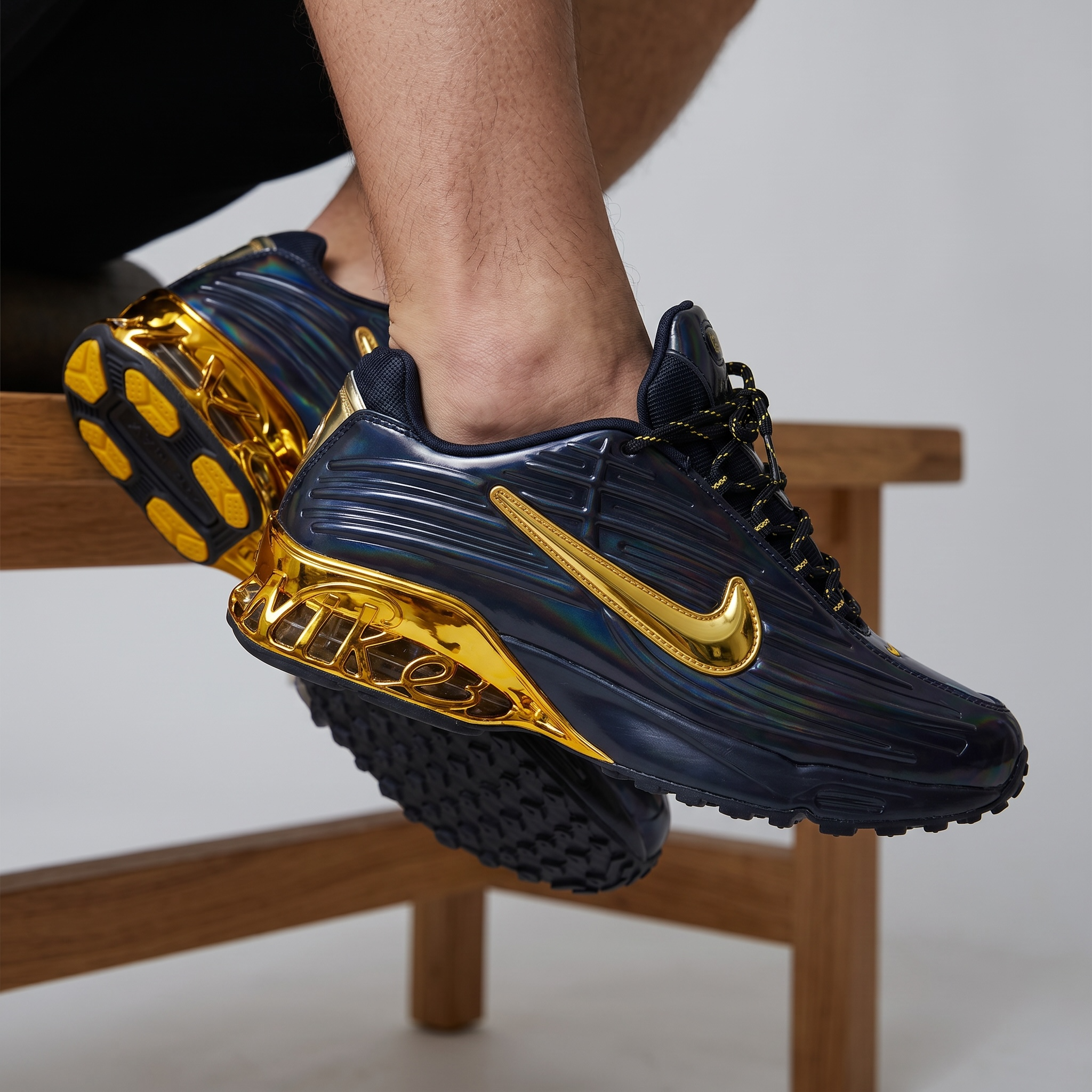 👟 Nike Shox R4 – Iridescent Black & Metallic Gold