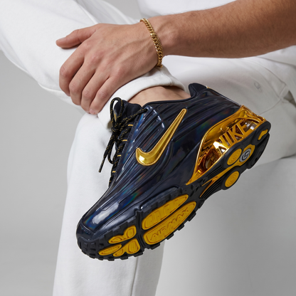 👟 Nike Shox R4 – Iridescent Black & Metallic Gold