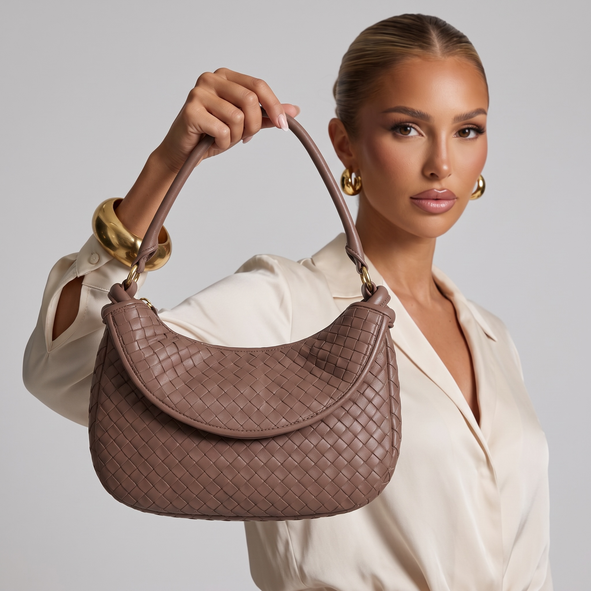 Bottega Veneta Woven Shoulder Bag – Classic Intrecciato Leather (Brown) ✨👜
