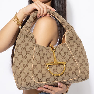 Beige Gucci shoulder bag with GG monogram and gold hardware
