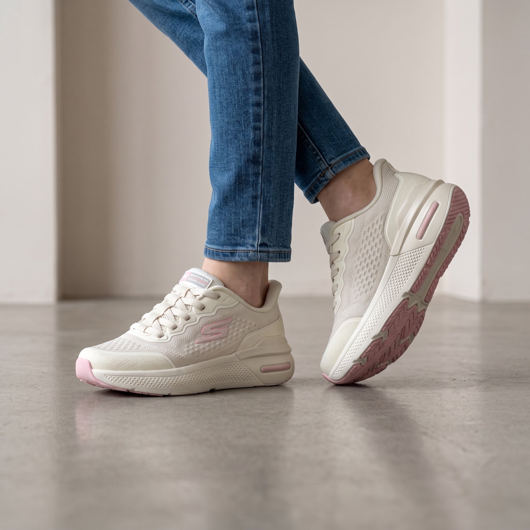 Cream Skechers low-top sneakers with pink sole accents