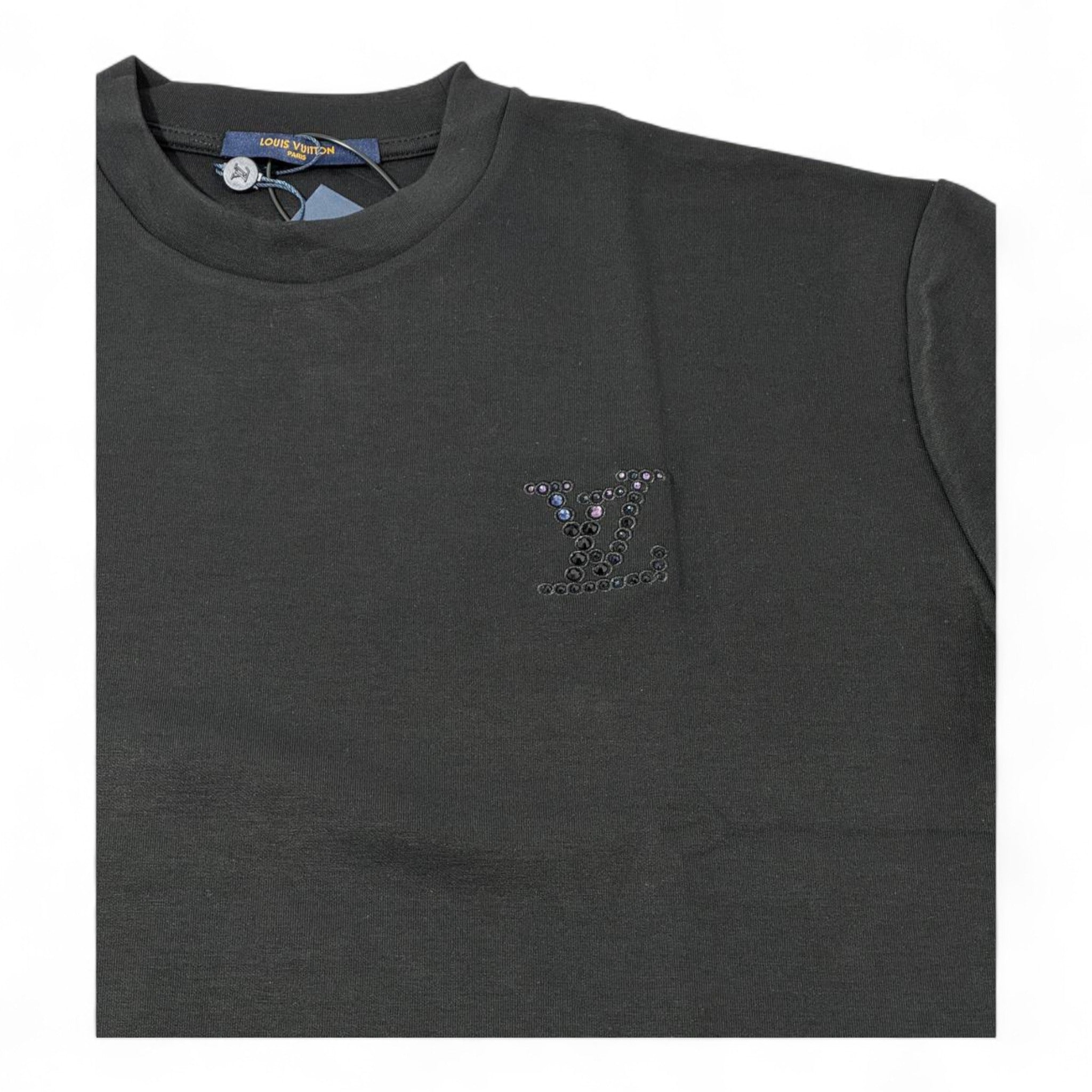 🖤 Louis Vuitton Tonal LV Embossed Logo Tee – Black Minimalist Edition ✨