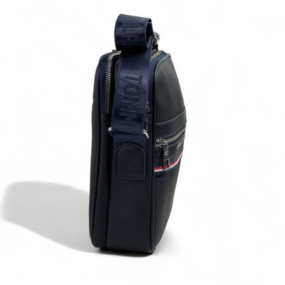 👜 Tommy Hilfiger Navy Crossbody Bag – Classic Style, Everyday Comfort