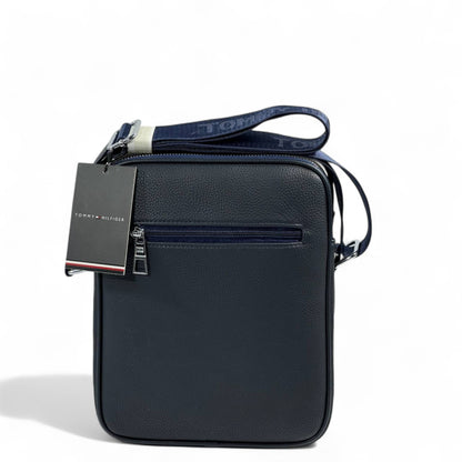 👜 Tommy Hilfiger Navy Crossbody Bag – Classic Style, Everyday Comfort