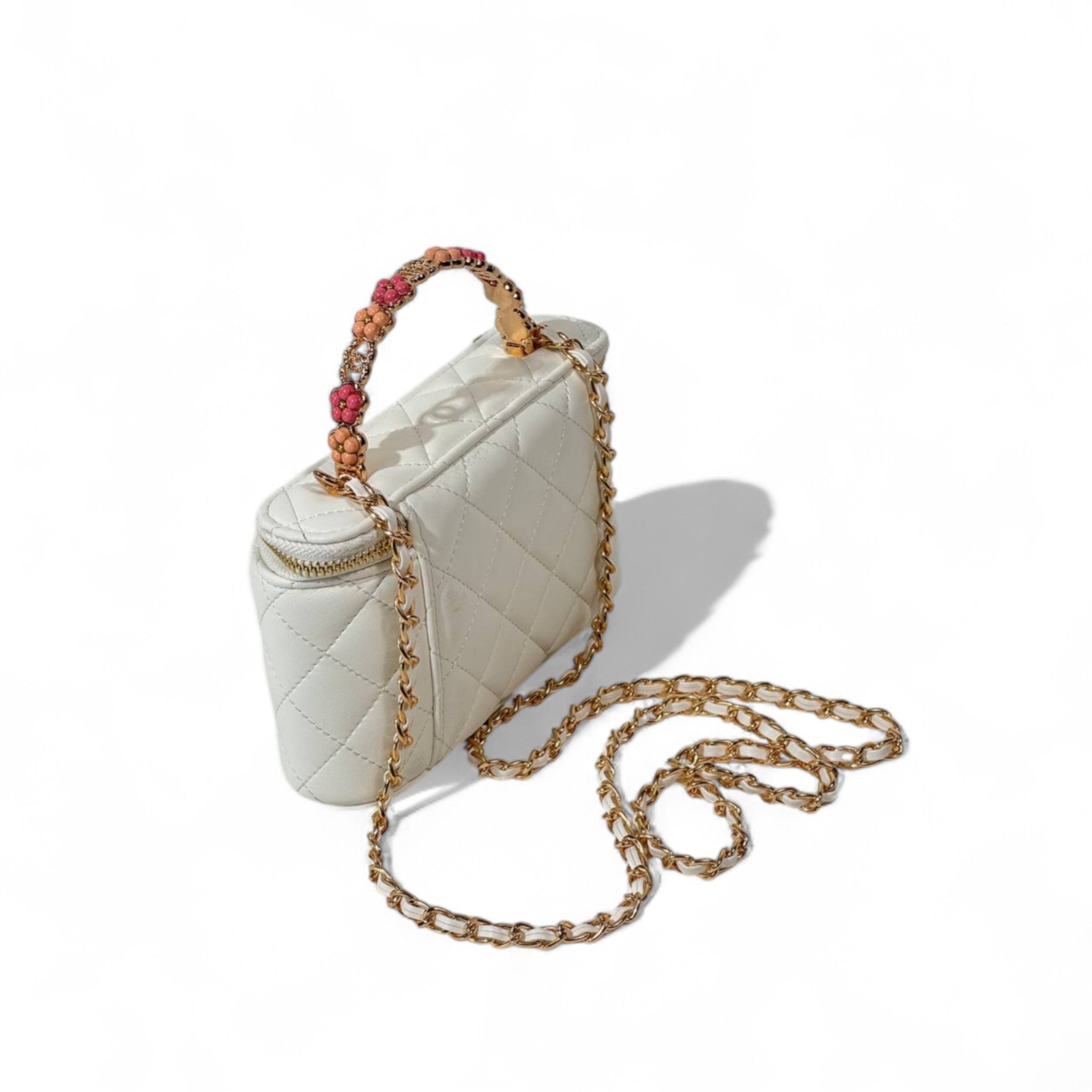 Chanel White Quilted Mini Vanity Bag – Gold Chain Handle & CC Logo 🕊️