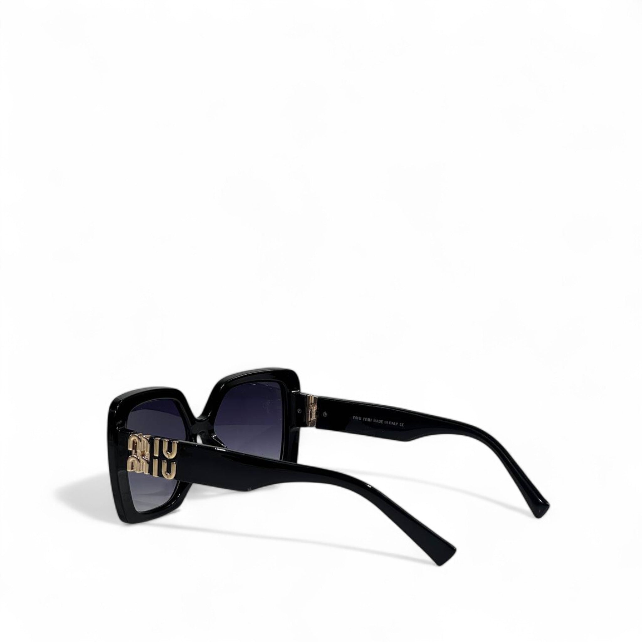 🕶 MIU MIU Oversized Square Sunglasses – Iconic Retro Chic