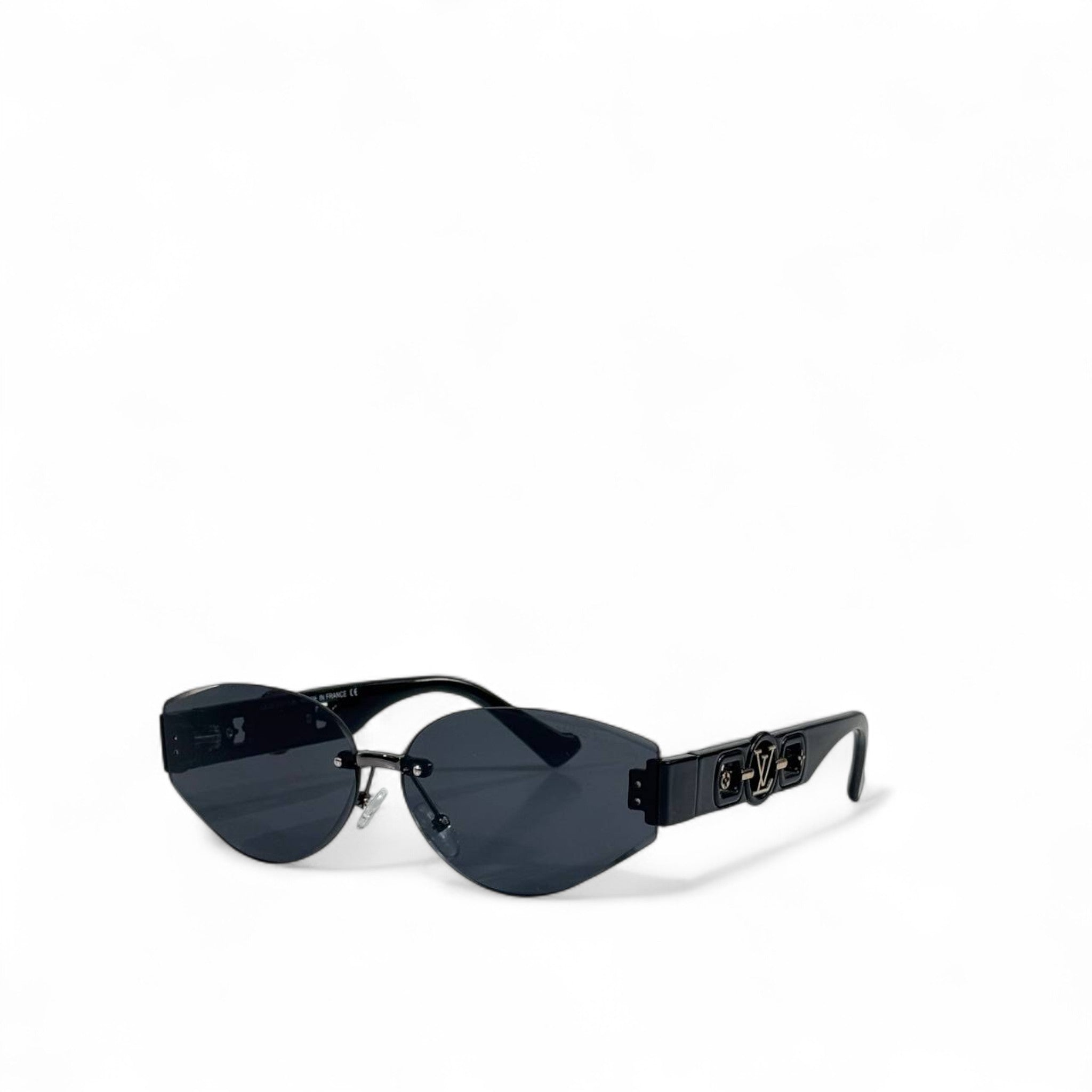 🔥 Louis Vuitton Monogram Signature Sunglasses – Black Luxe 😎✨