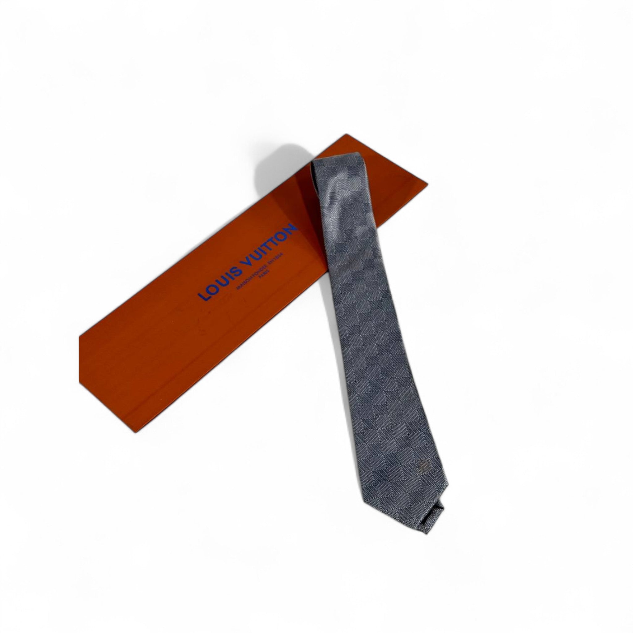 ⚪ Louis Vuitton Luxury Silk Tie – Grey Damier Checker Pattern 👔✨ | Designer Men’s Necktie