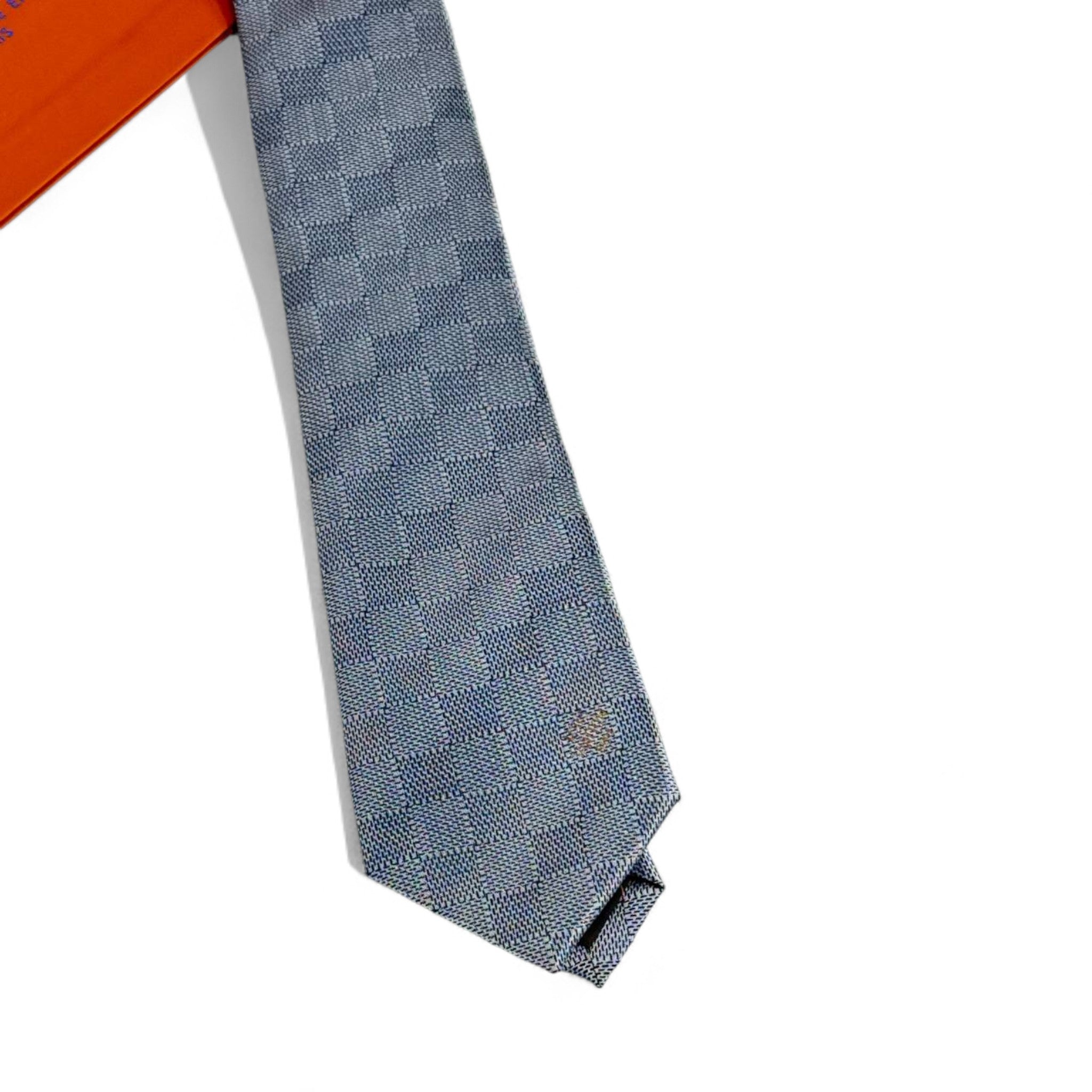 ⚪ Louis Vuitton Luxury Silk Tie – Grey Damier Checker Pattern 👔✨ | Designer Men’s Necktie
